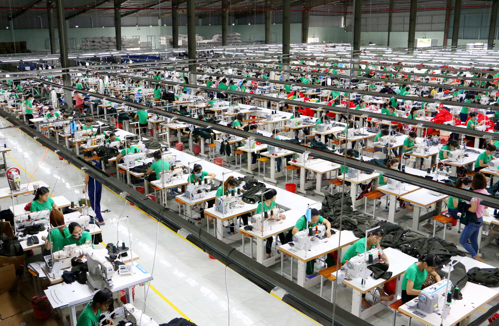 Công ty TNHH thương mại Phú Linh đầu tư dây chuyền sản xuất gần 60 tỷ đồng gồm 13 dây chuyền may; xuất khẩu 150.000 sản phẩm mỗi năm và tạo việc làm cho 800 lao động. Ảnh: Lâm Tùng