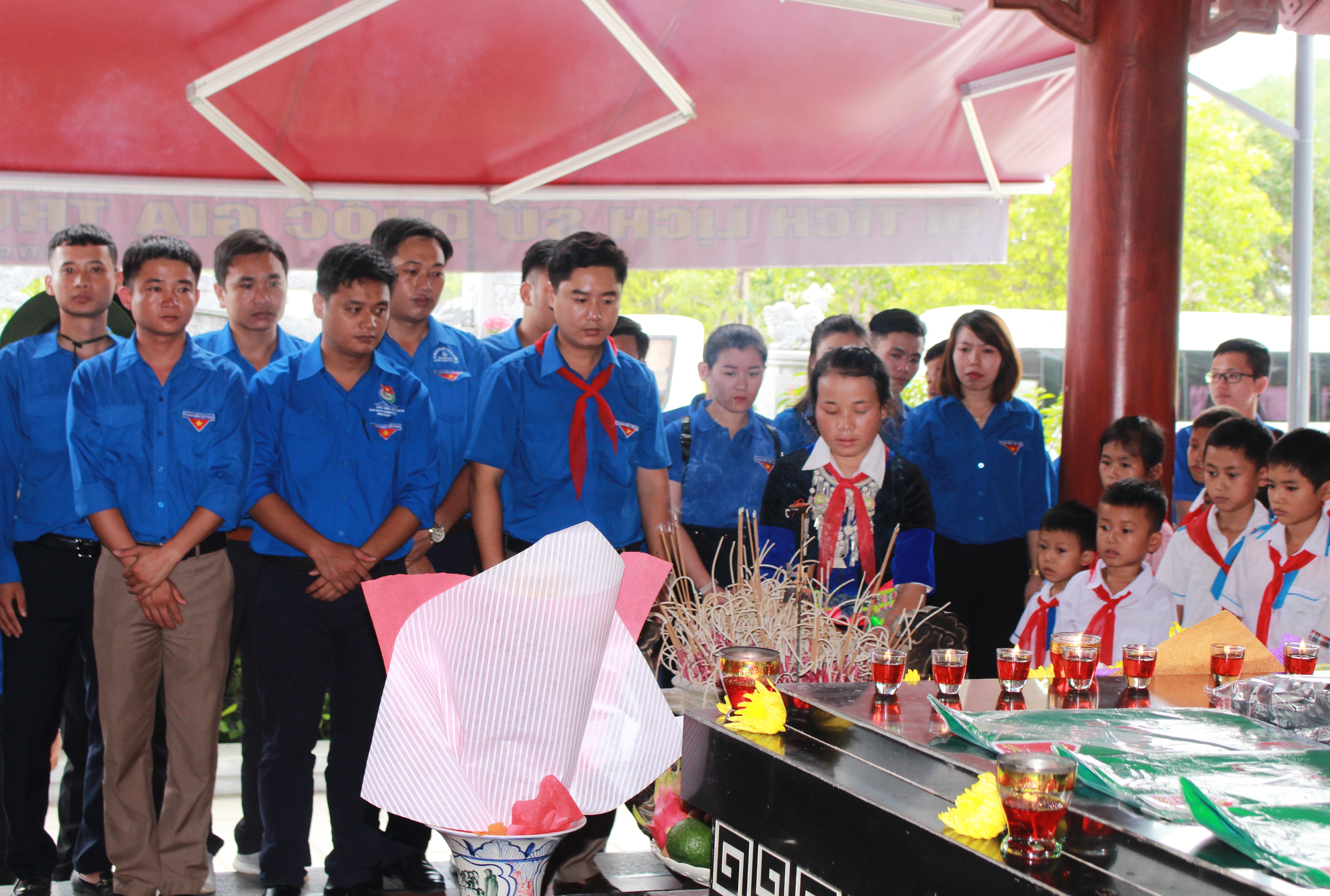 Đoàn đã đến dâng hoa, dâng hương tưởng niệm các Anh hùng liệt sỹ TNXP tại Khu di tích lịch sử Quốc gia Truông Bồn, huyện Đô Lương.  Ảnh: Phương Thúy