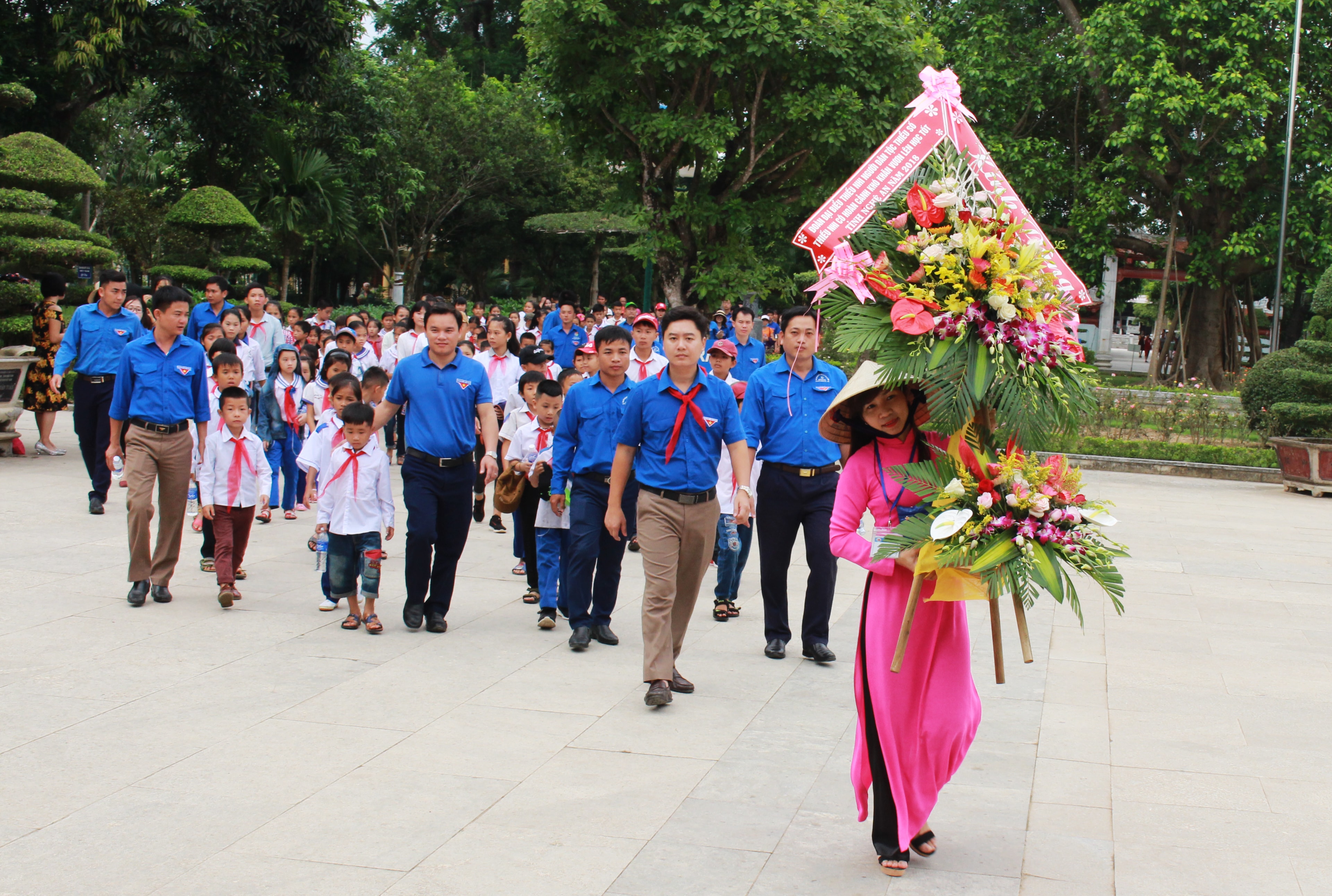 200 đại biểu thiếu nhi người dân tộc thiểu số tiêu biểu, thiếu nhi có hoàn cảnh khó khăn vươn lên học giỏi tỉnh Nghệ An đã đến dâng hoa, dâng hương tại Khu di tích Kim Liên. Ảnh: Phương Thúy