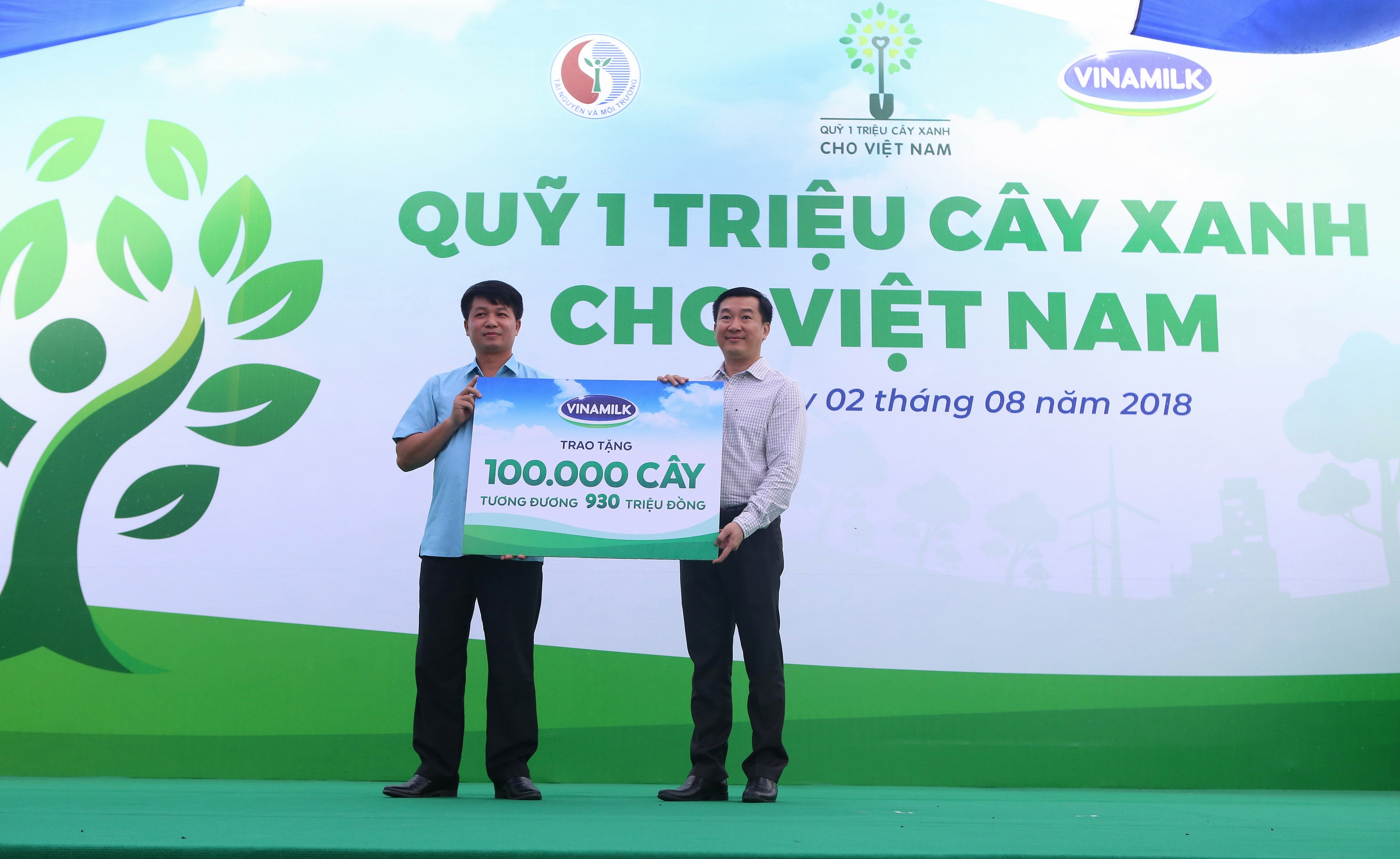 Ông Đỗ Thanh Tuấn – Giám đốc Đối Ngoại Vinamilk trao bảng tượng trưng tặng 100.000 cây cho ông Ông Nông Quang Nhất - Giám đốc Sở Nông Nghiệp & Phát triển nông thôn tỉnh Bắc Kạn