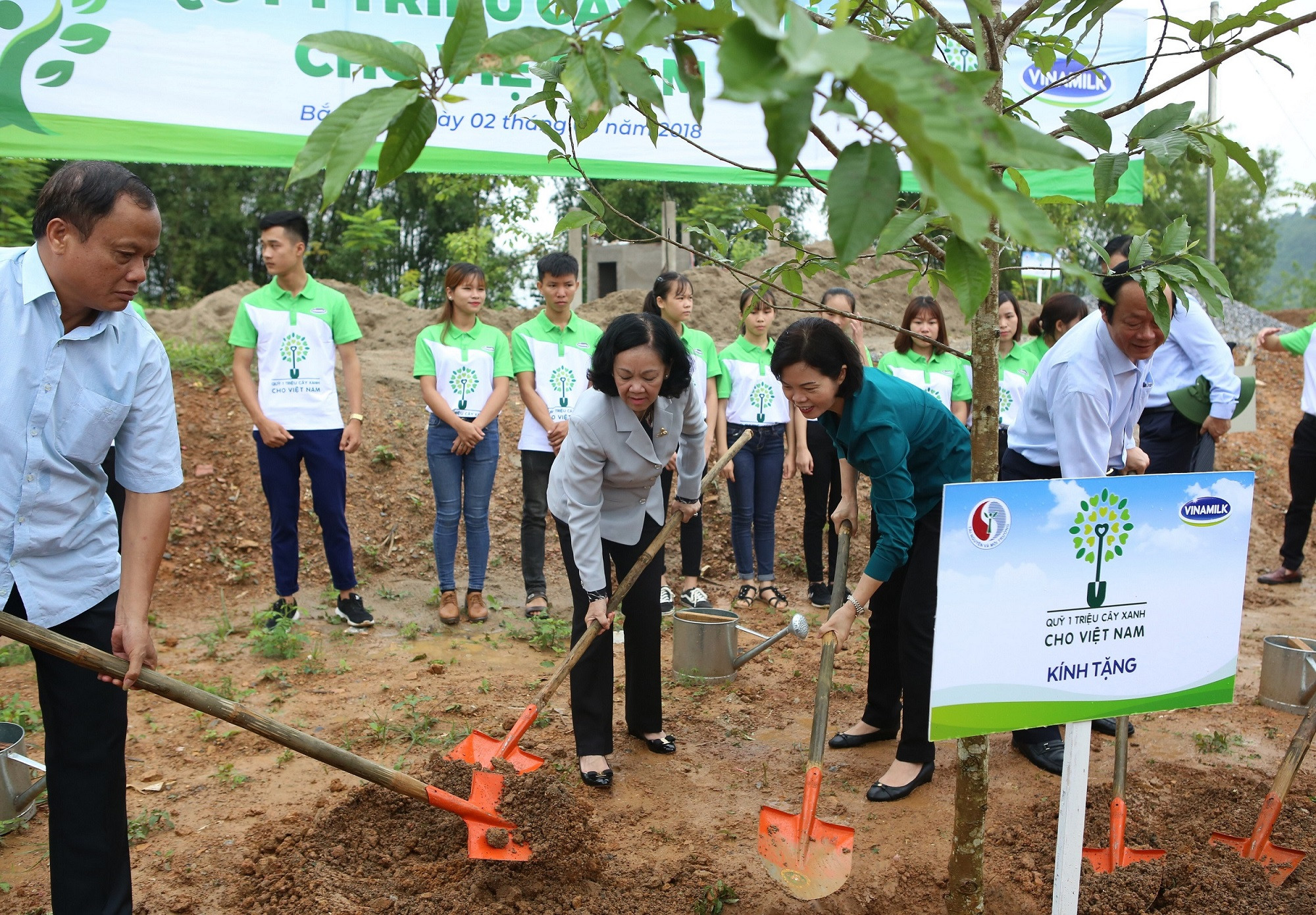 Bà Trương Thị Mai – Ủy viên Bộ Chính trị, Bí Thư Trung ương Đảng, Trưởng Ban Dân vận Trung ương và bà Bùi Thị Hương – Giám đốc Điều hành Vinamilk cùng các đại biểu trồng cây tại khu Di tích lịch sử cấp Quốc gia Nà Tu, tỉnh Bắc Kạn.