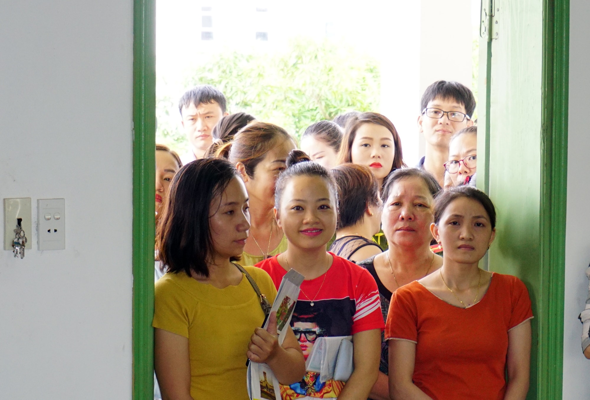 Nhiều phụ huynh hồi hộp trước giờ bốc thăm. Ảnh - MH