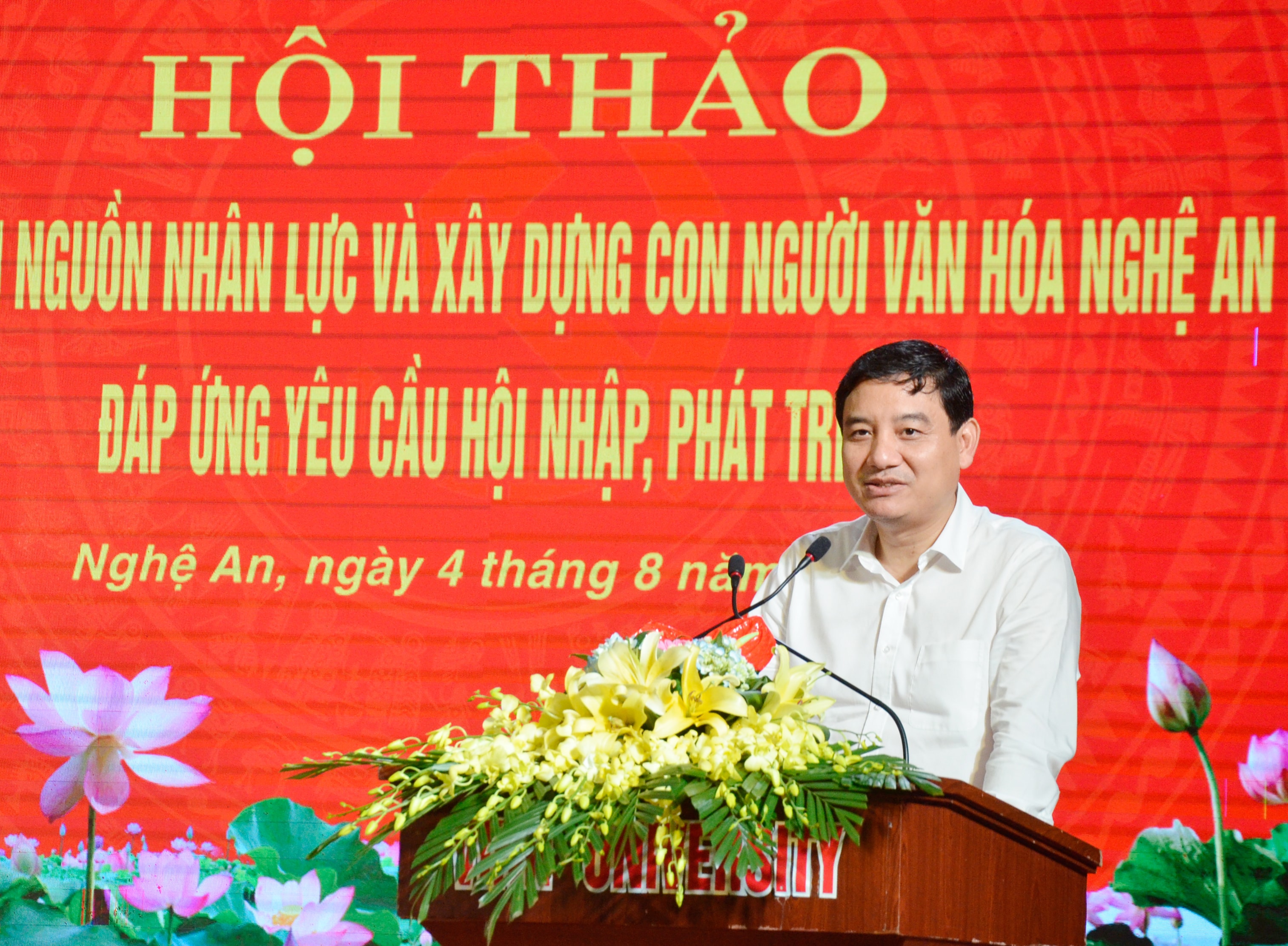Bí thư Tỉnh ủy Nguyễn Đắc Vinh phát biểu tại Hội thảo. Ảnh Thanh Lê