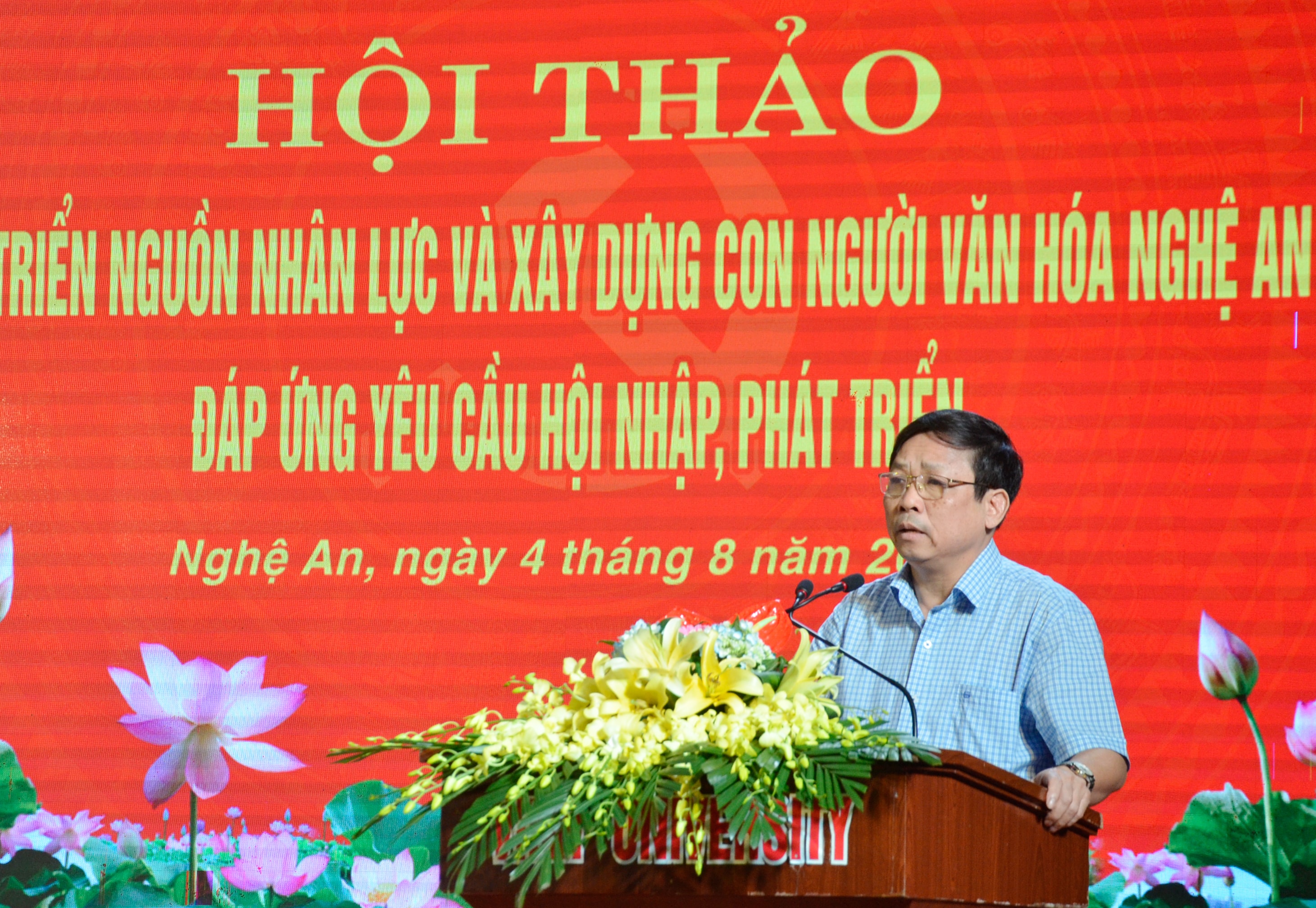 Giám đốc Sở Nội vụ Đậu Văn Thanh báo cáo về thực trạng đội ngũ cán bộ, công chức, viên chức tỉnh Nghệ An. Ảnh Thanh Lê