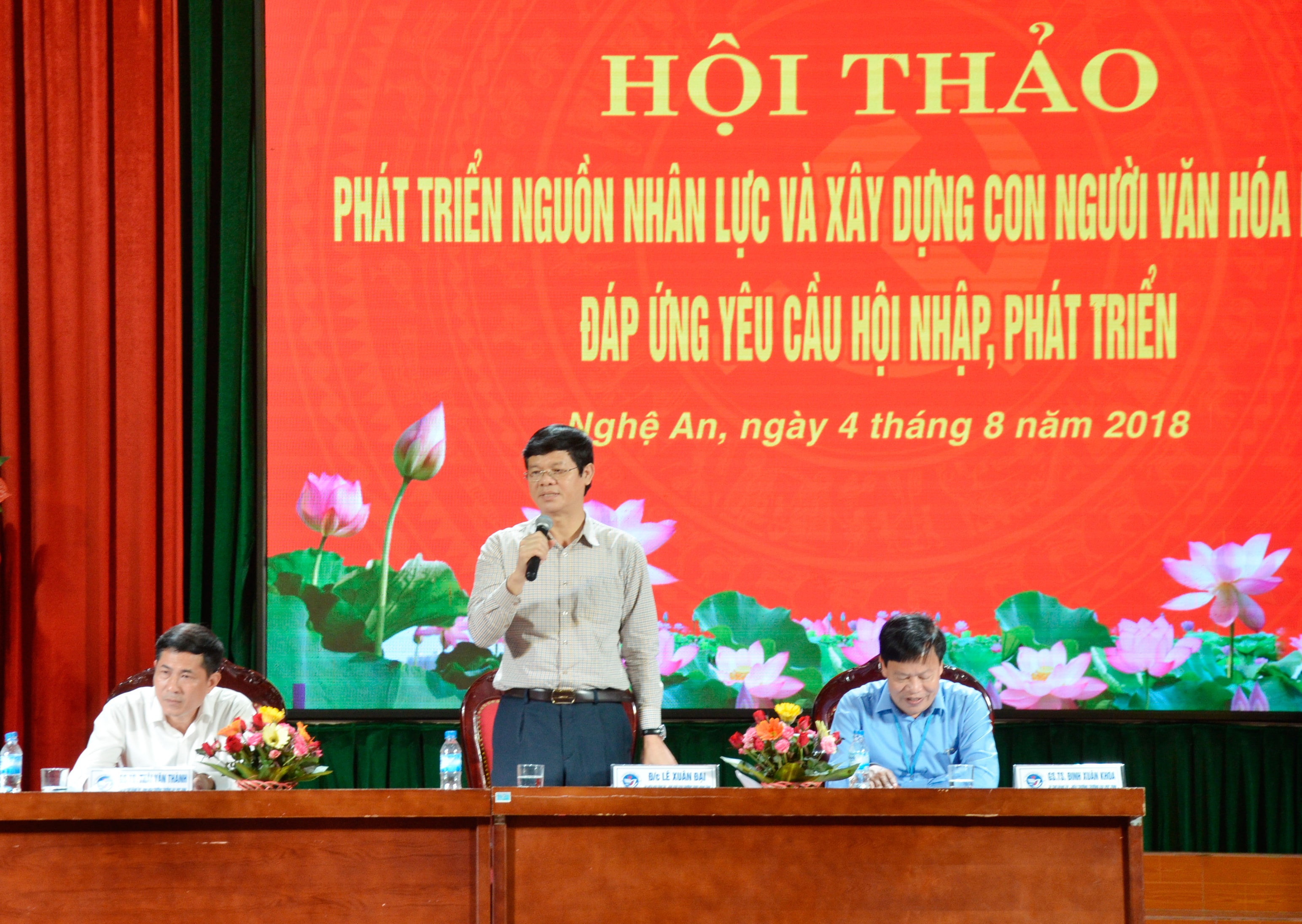 Các đồng chí chủ trì hội thảo. Ảnh Thanh Lê