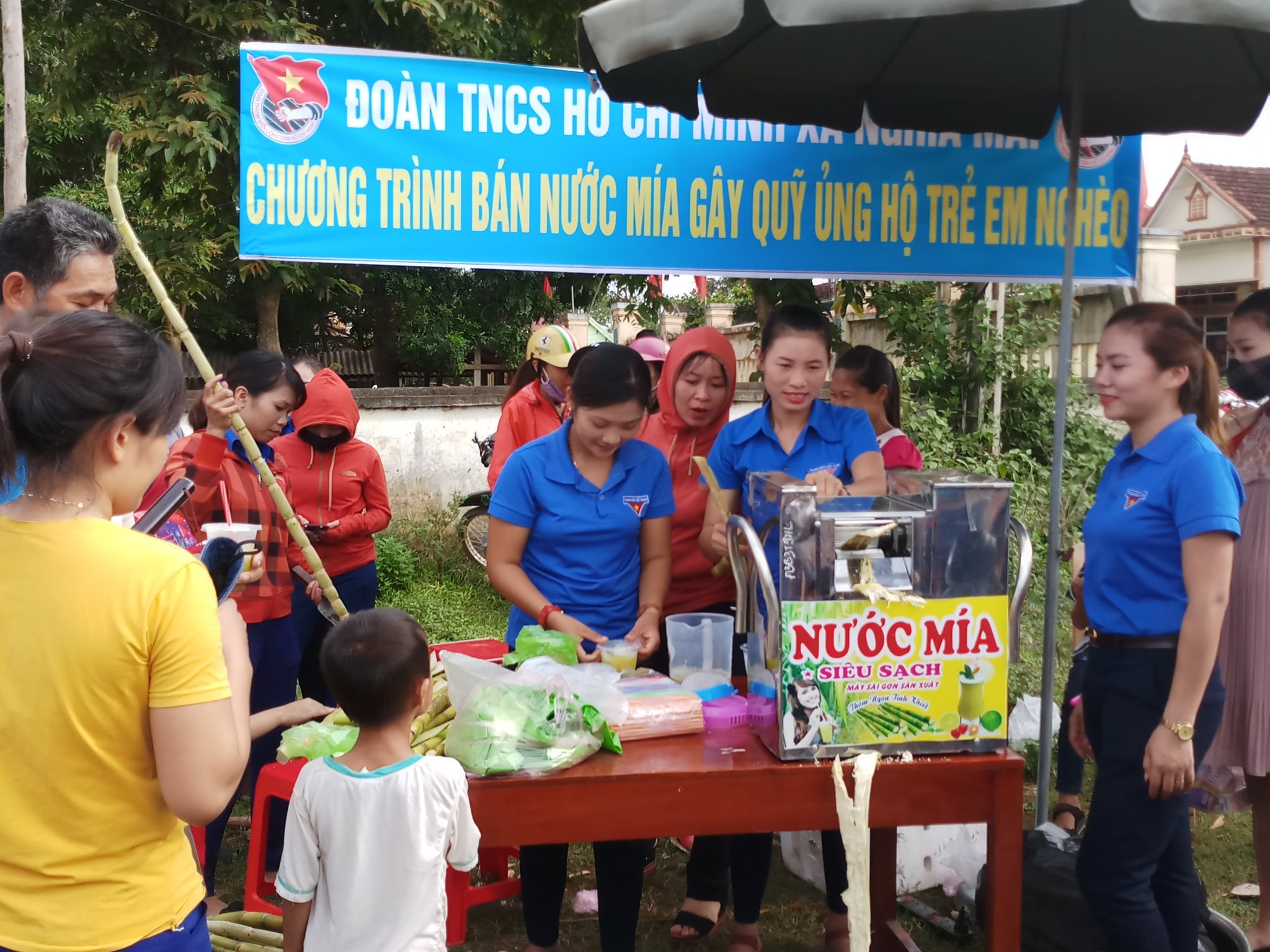 Đoàn thanh niên Nghĩa Mai bán nước mía gây quỹ được đông đảo người dân trên địa bàn đồng tình ủng hộ. Ảnh: Minh Thái