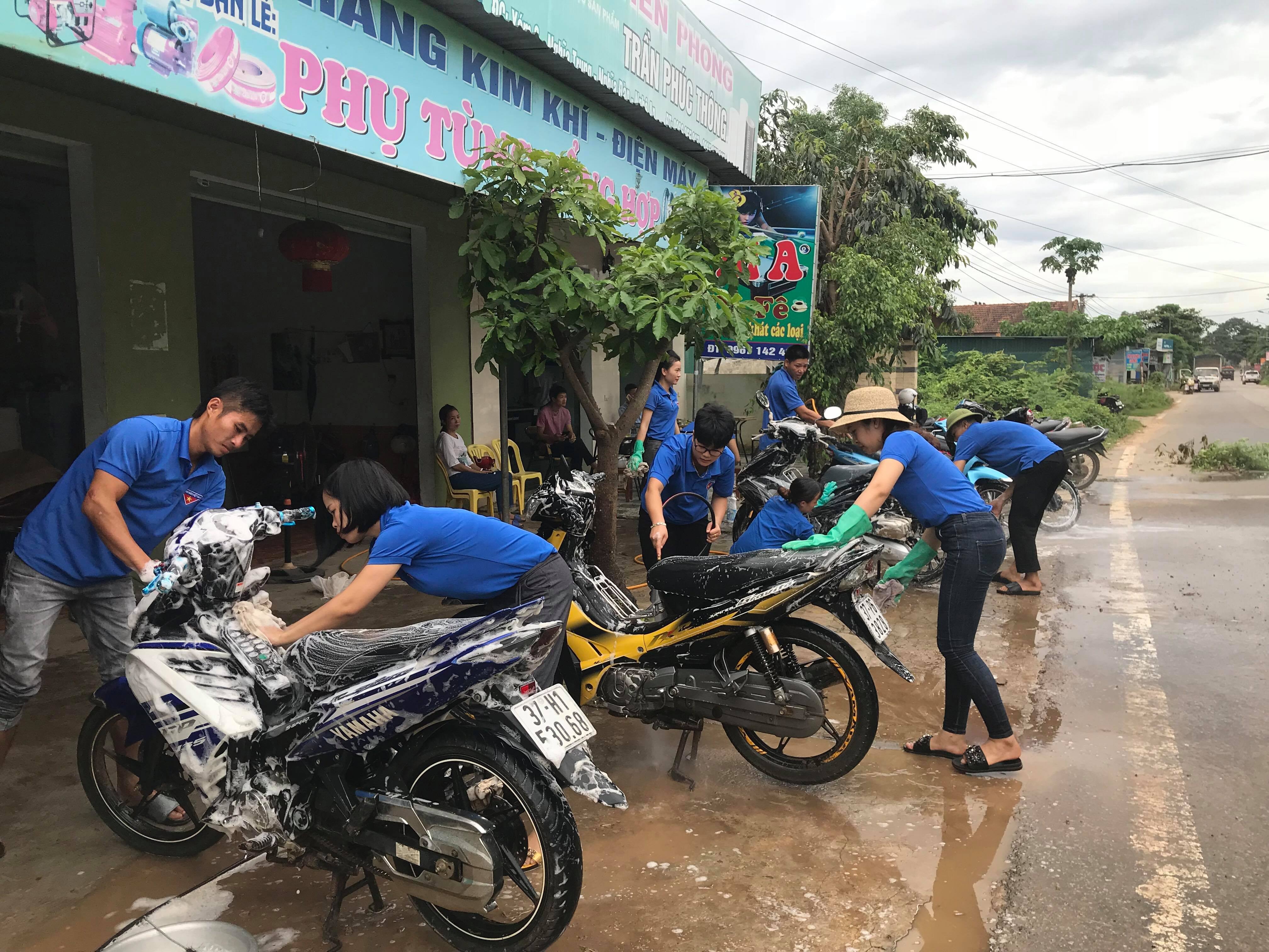 Trong 1 ngày đã có gần 130 chiếc xe của bà con trên địa bàn đến rửa để ủng hộ cho hoạt động của tuổi trẻ. Ảnh: Minh Thái