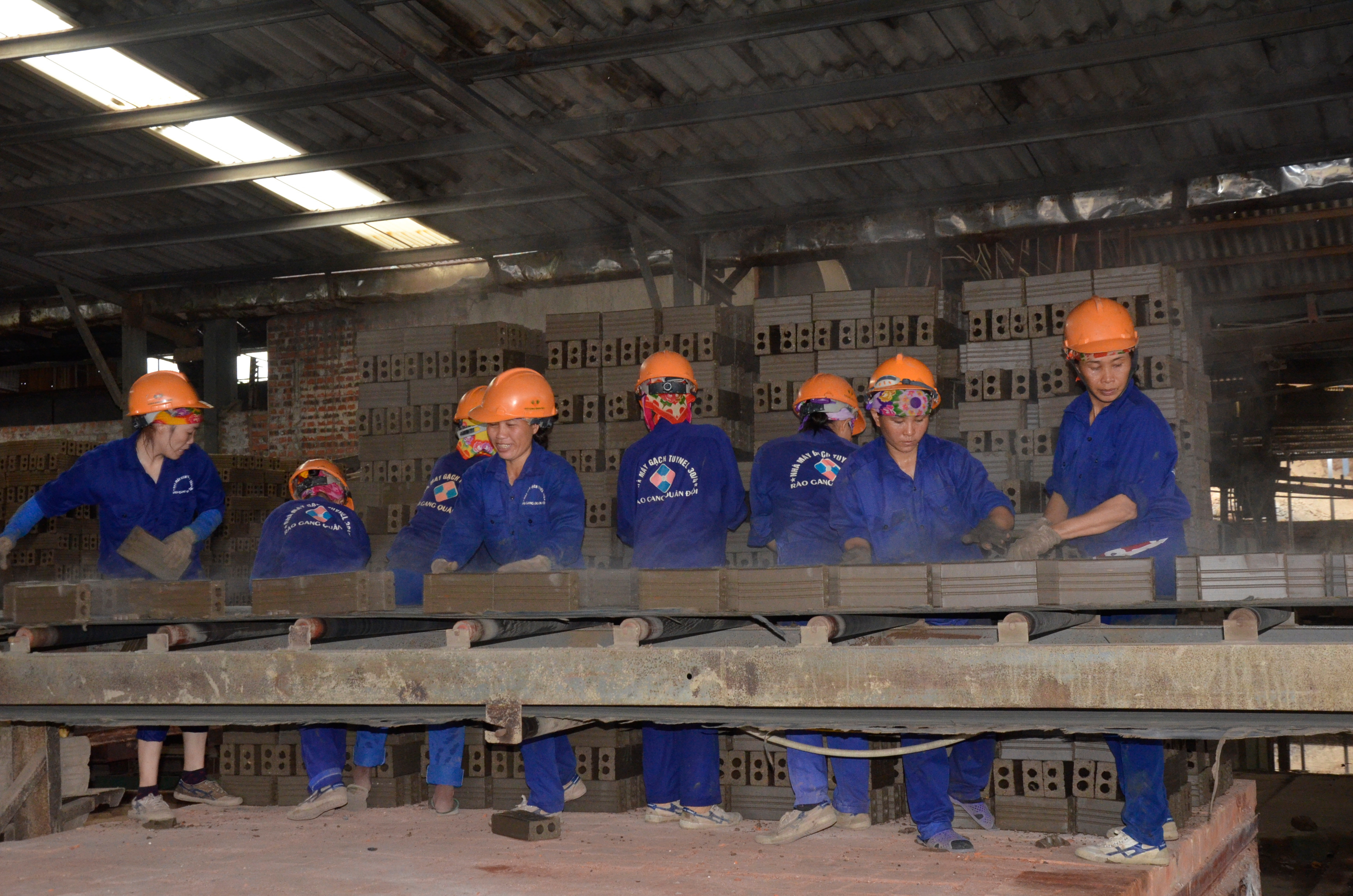 Dây chuyền sản xuất gạch của Công ty CP gạch ngói 30-4. Ảnh: Thanh Lê