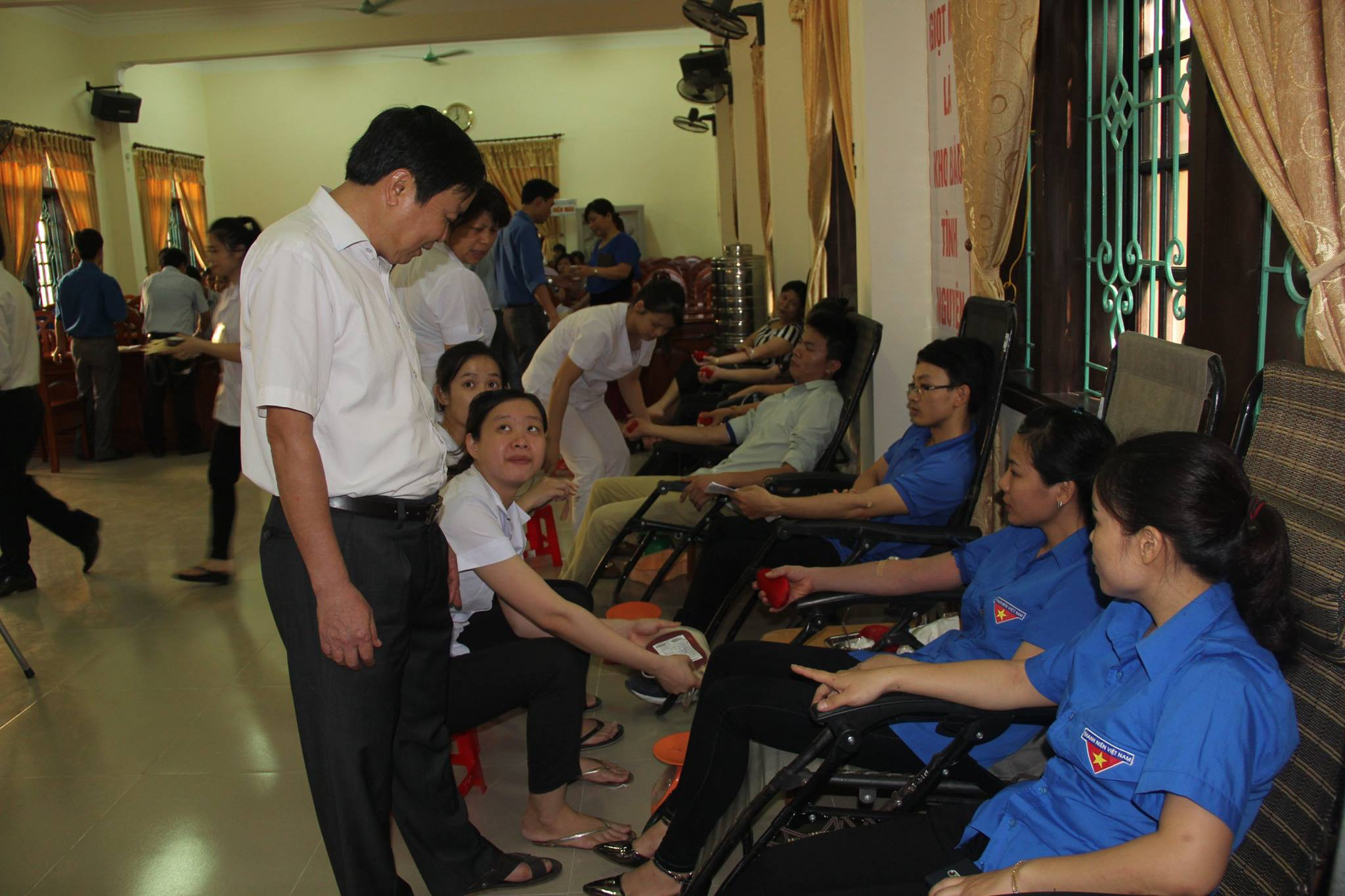 Đoàn Thanh niên Khối doanh nghiệp tỉnh tham gia hiến m máu nhân đạo. Ảnh: Thanh Lê