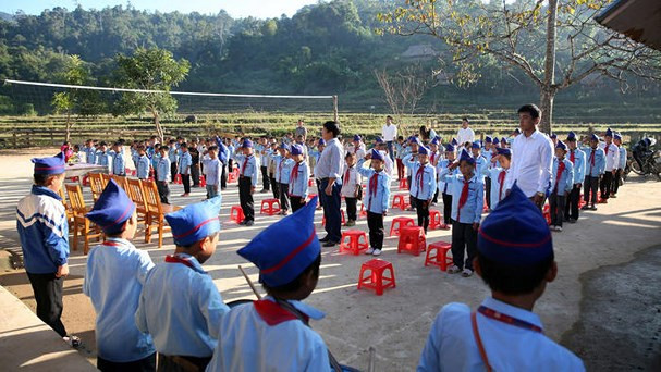 Hoạt động chào cờ đầu tuần cùa thầy và trò Trường Tiểu học Tri Lễ 4 (Quế Phong). Ảnh minh họa