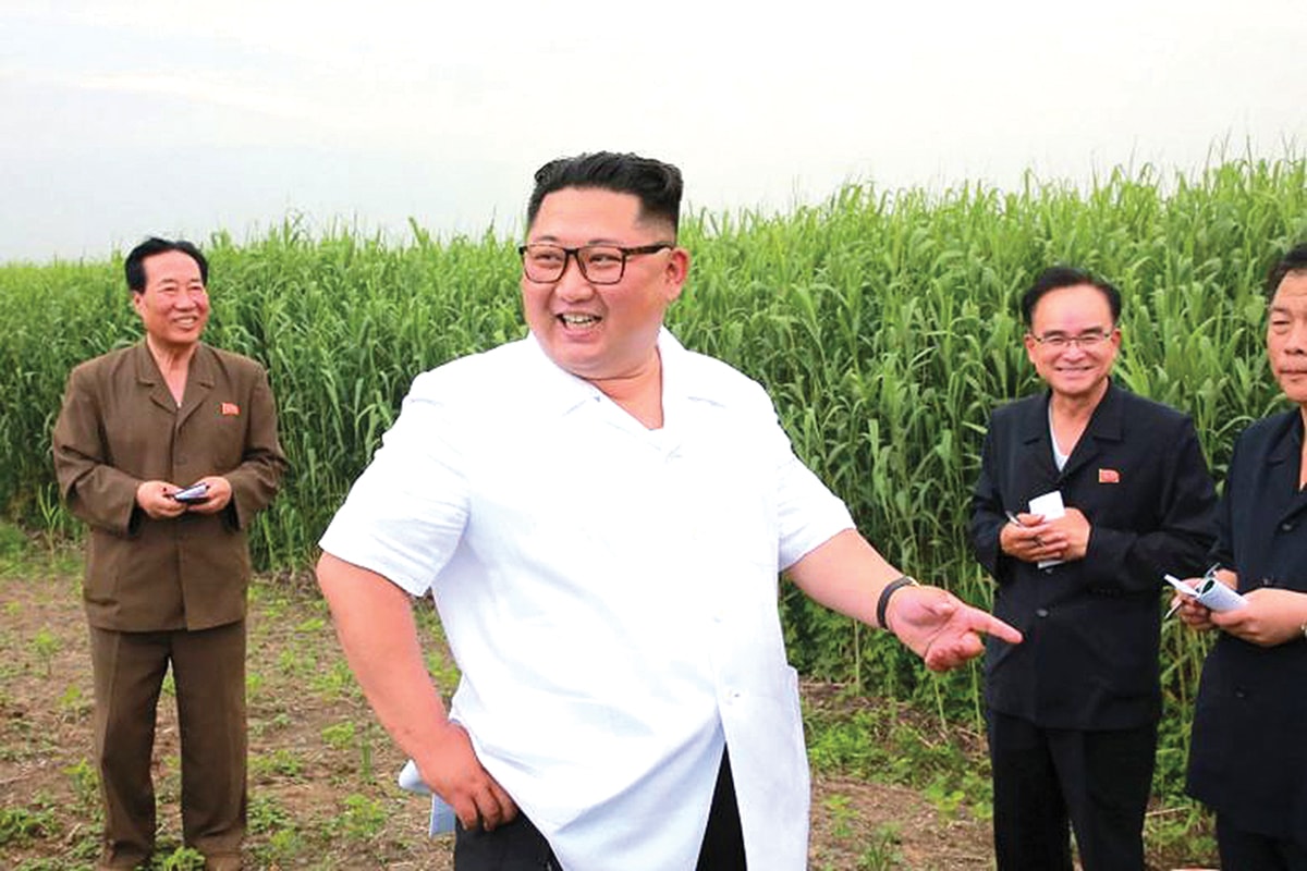 Nhà lãnh đạo Triều Tiên Kim Jong-un (giữa) trong chuyến thị sát huyện đảo Sindo hồi tháng 6. Ảnh: Reuters