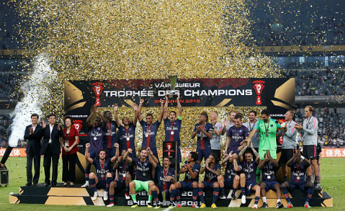 Các cầu thủ PSG đón nhận danh hiệu đầu tiên mùa này. Ảnh: Reuters.