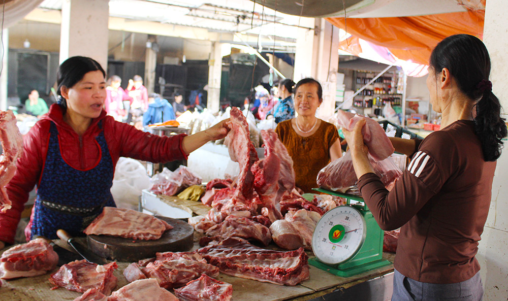 Thị lợn sạch được bán tại chợ Vietgap Diễn Thành,huyện Diễn Châu. Ảnh: Phú Hương