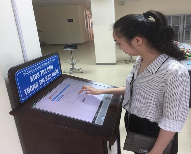 Tra cứu thông tin BHXH, BHYT tại ki-ốt điện tử, BHXH TP. Vinh. Ảnh: PV