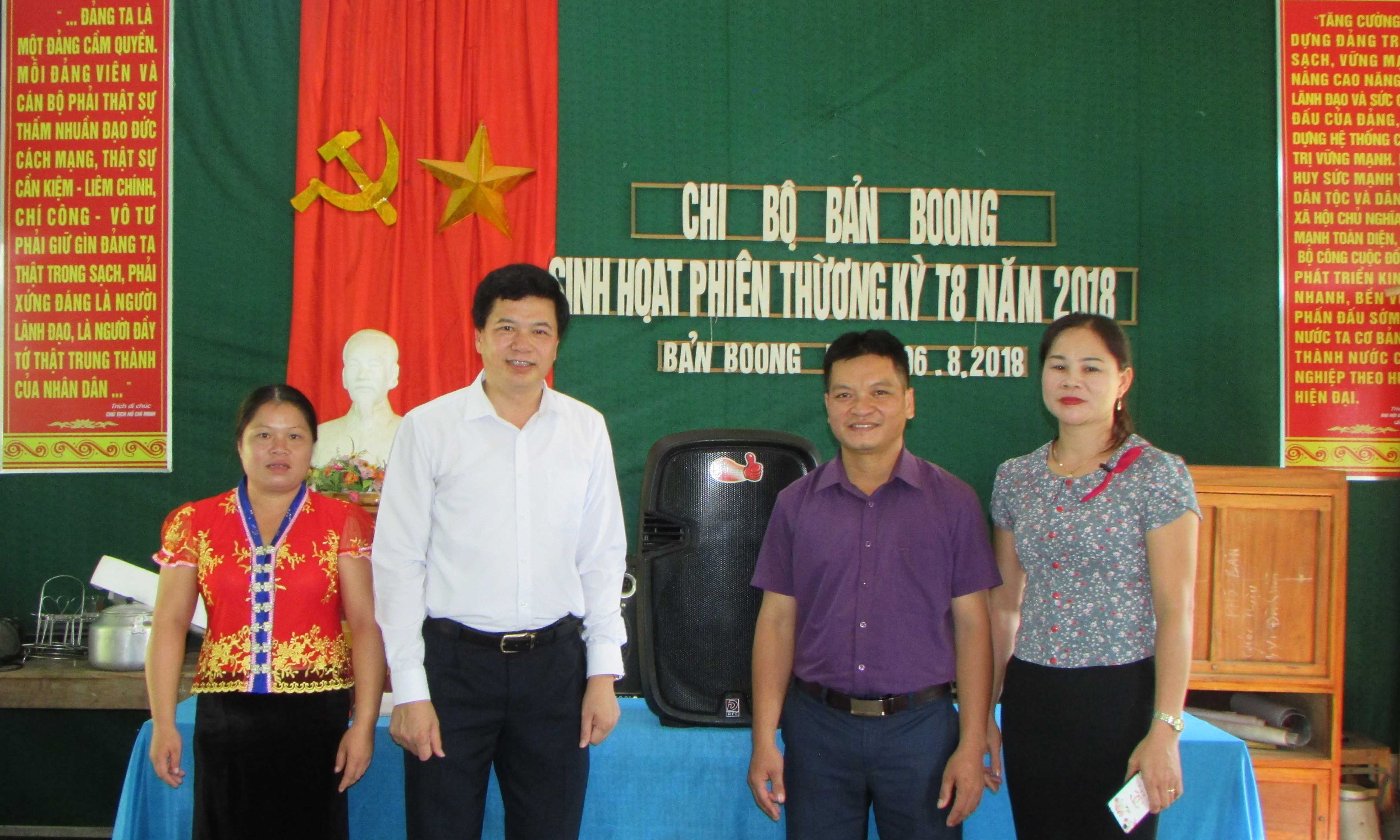 Bí thư Huyện ủy Con Cuông Nguyễn Đình Hùng tặng chi bộ bản Boong một chiếc loa phục vụ sinh hoạt. Ảnh: Bá Hậu