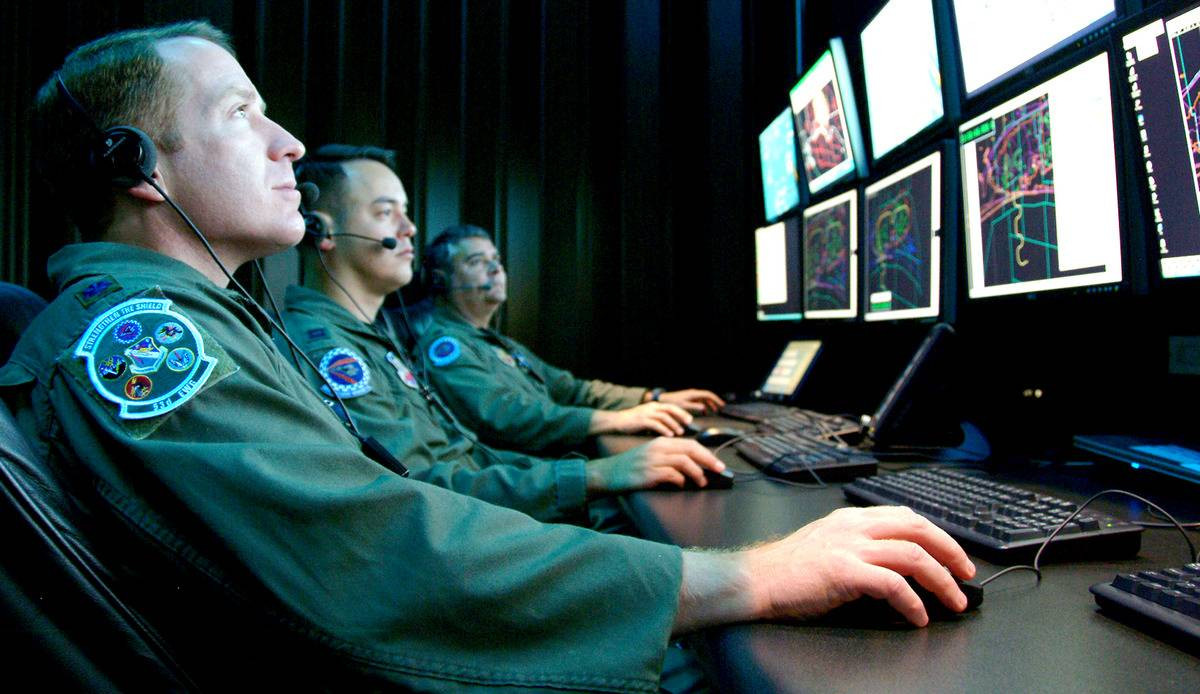 Sỹ quan Không quân Mỹ giám sát diễn tập chiến tranh mạng. Ảnh: Không quân Mỹ