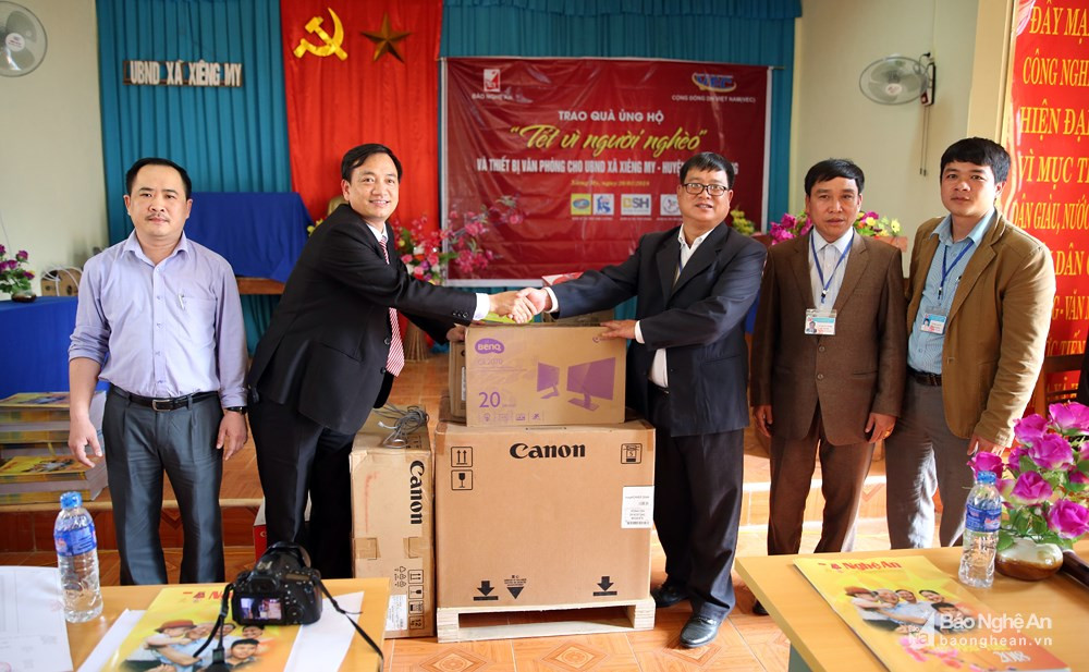 Lãnh đạo Báo Nghệ An trao tặng thiết bị làm việc cho UBND xã Xiêng My (Tương Dương). Ảnh tư liệu