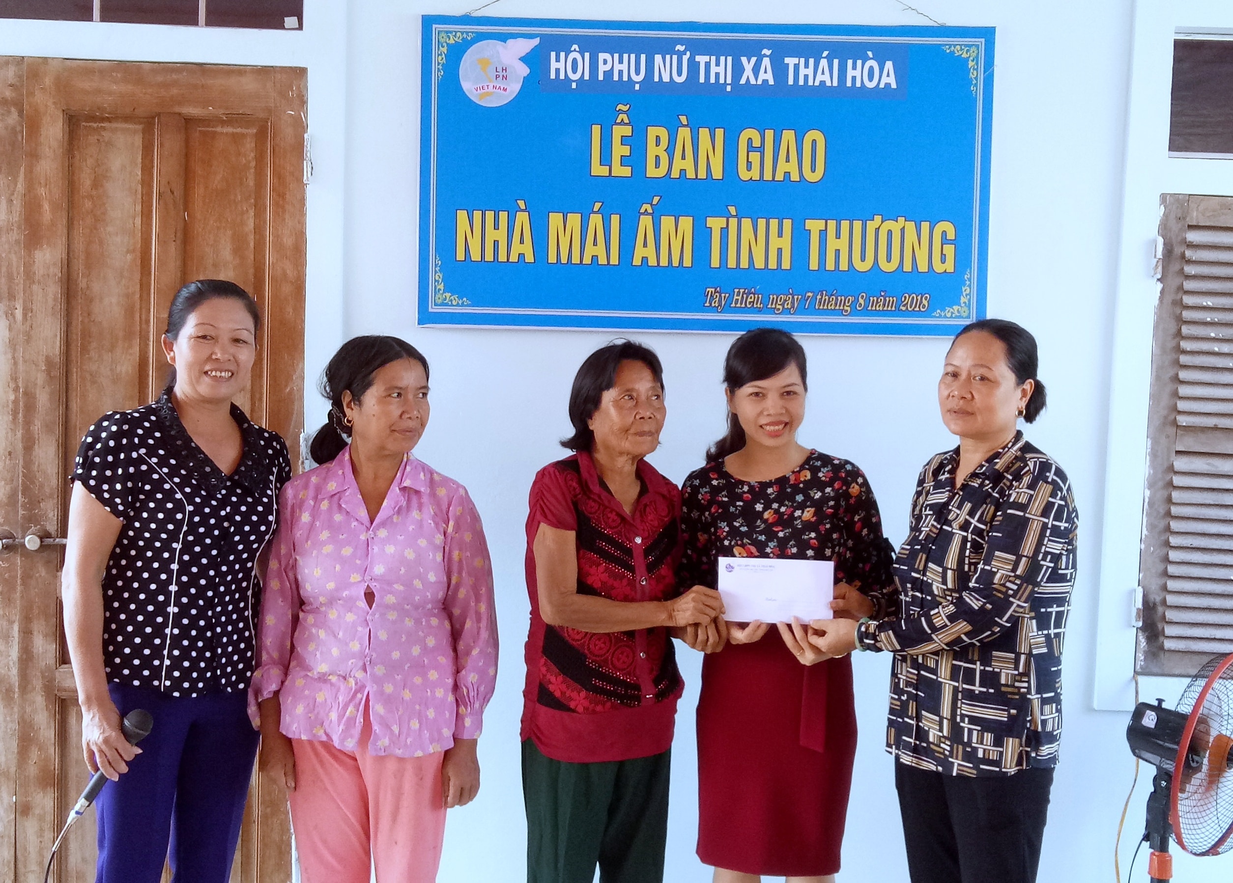 Trao tieenfhoox trọe cho người nghèo ở thị xã Thái Hòa Ảnh
