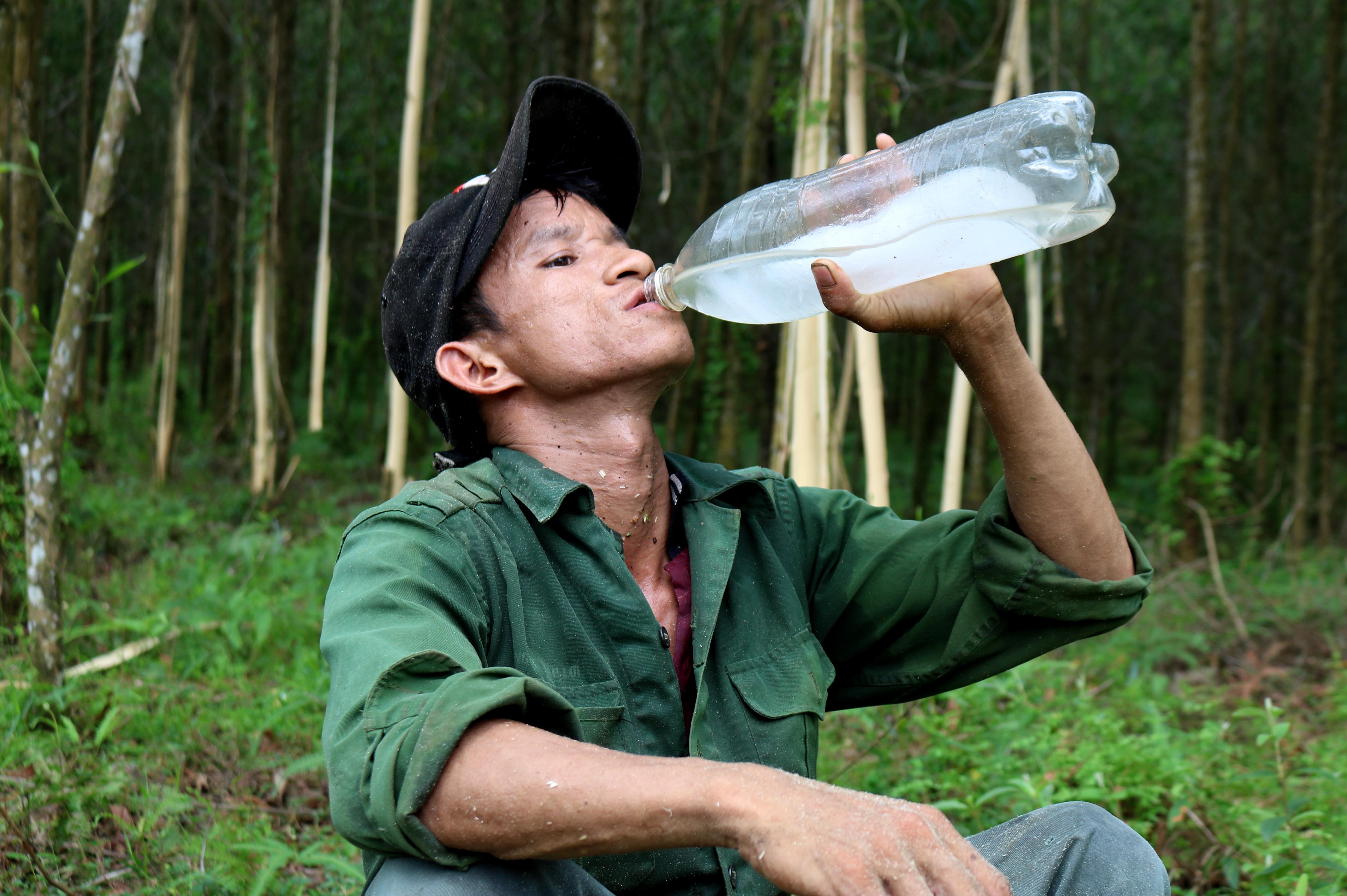 3.Mùa nắng, lao động giữa rừng, nhu cầu về nước uống đặt lên hàng đầu, nên mỗi sớm lên núi, ai cũng mang theo nhiều nước: “Không có nước uống thì không thể làm keo trên đồi được” 