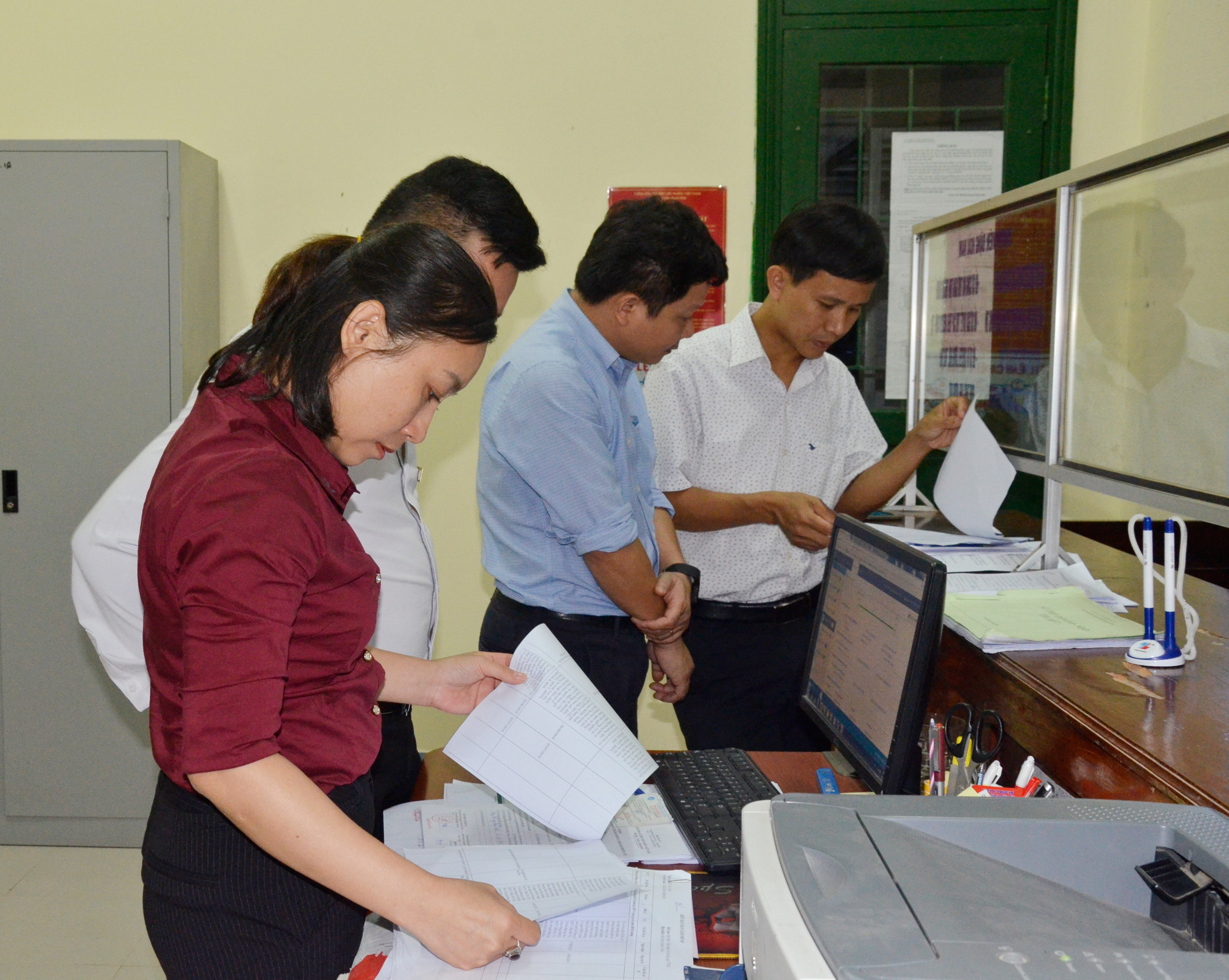 Kiểm tra việc giải quyết TTHC tại Bộ phận một cửa của BHXH huyện Nam Đàn. Ảnh Thanh Lê