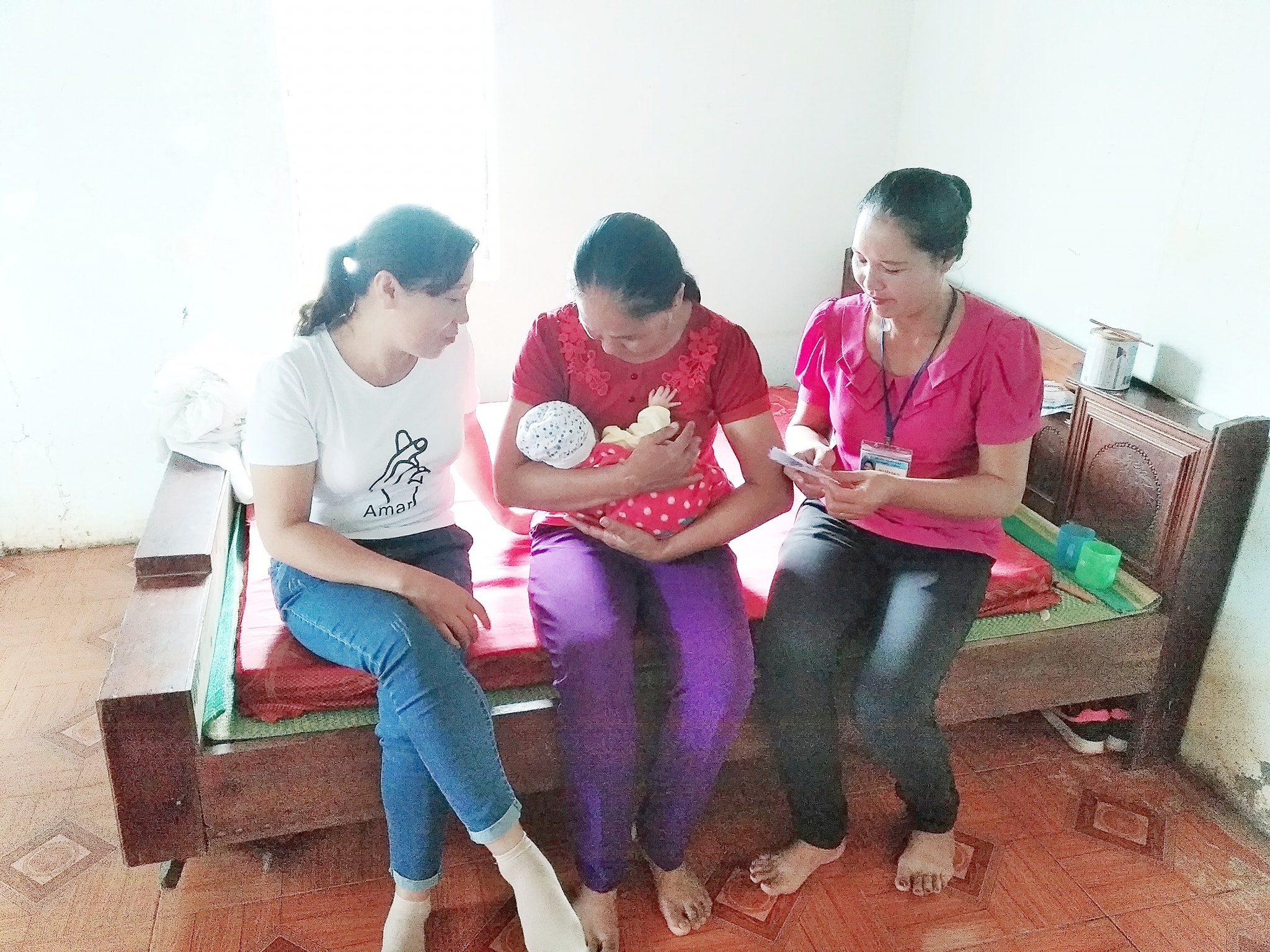 Các tổ chức đoàn thể trao tiền hộ trợ cho gia đình anh chị. Ảnh: Minh Thái