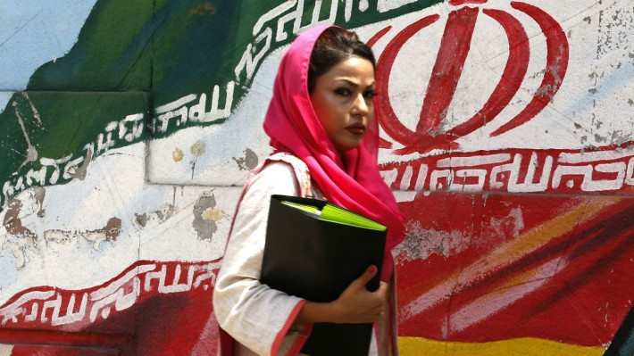 Người dân Iran sẽ gánh chịu tổn thất từ những đòn trừng phạt vừa có hiệu lực trở lại của Mỹ. Ảnh: AFP