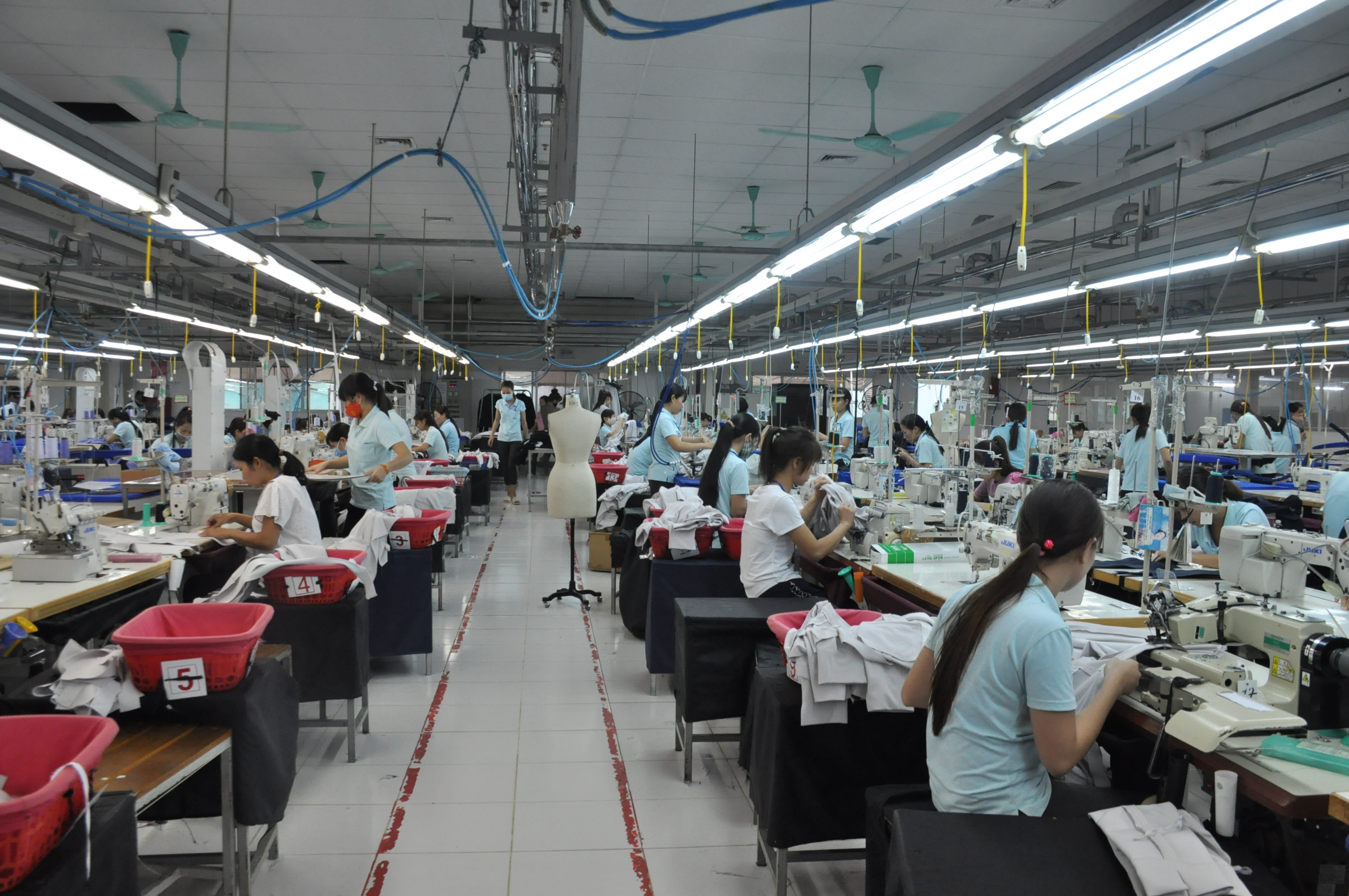 Sản xuất tại công ty may xuất khẩu ở CCN thị trấn Yên Thành. Ảnh: Thu Huyền 
