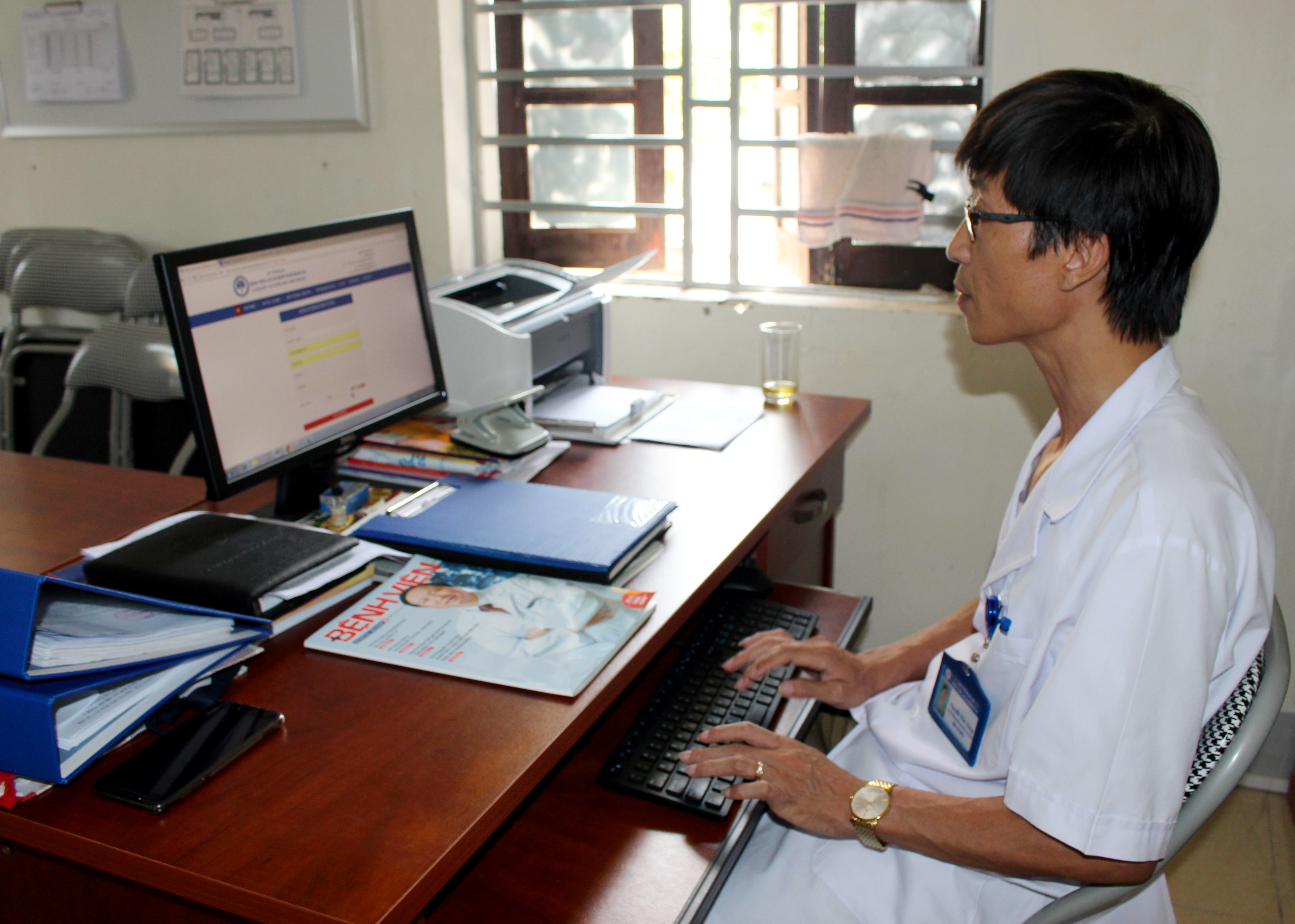 Tiếp nhận bệnh nhân đăng ký khám bệnh trực tuyến qua hệ thống Website của Bệnh viện Lao và bệnh phổi Nghệ An.Ảnh: Đinh Nguyệt