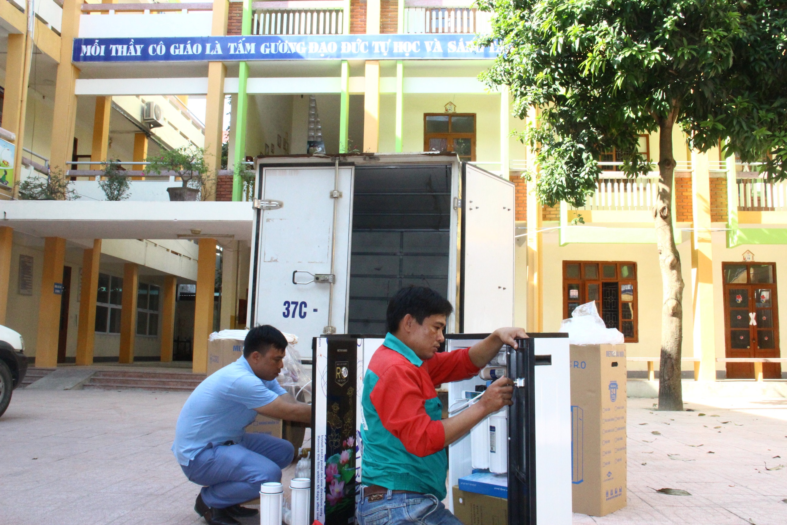 Lắp máy lọc nước Ro MeTro Hà Nội tại trường tiểu học Hồng Sơn - TP Vinh. Ảnh: Hoàng Vĩnh.J