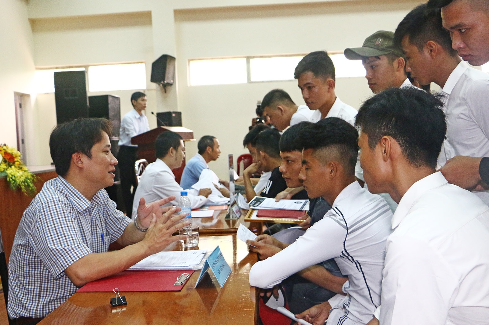 Đại diện các doanh nghiệp tuyển dụng lao động tại các trường dạy nghề.