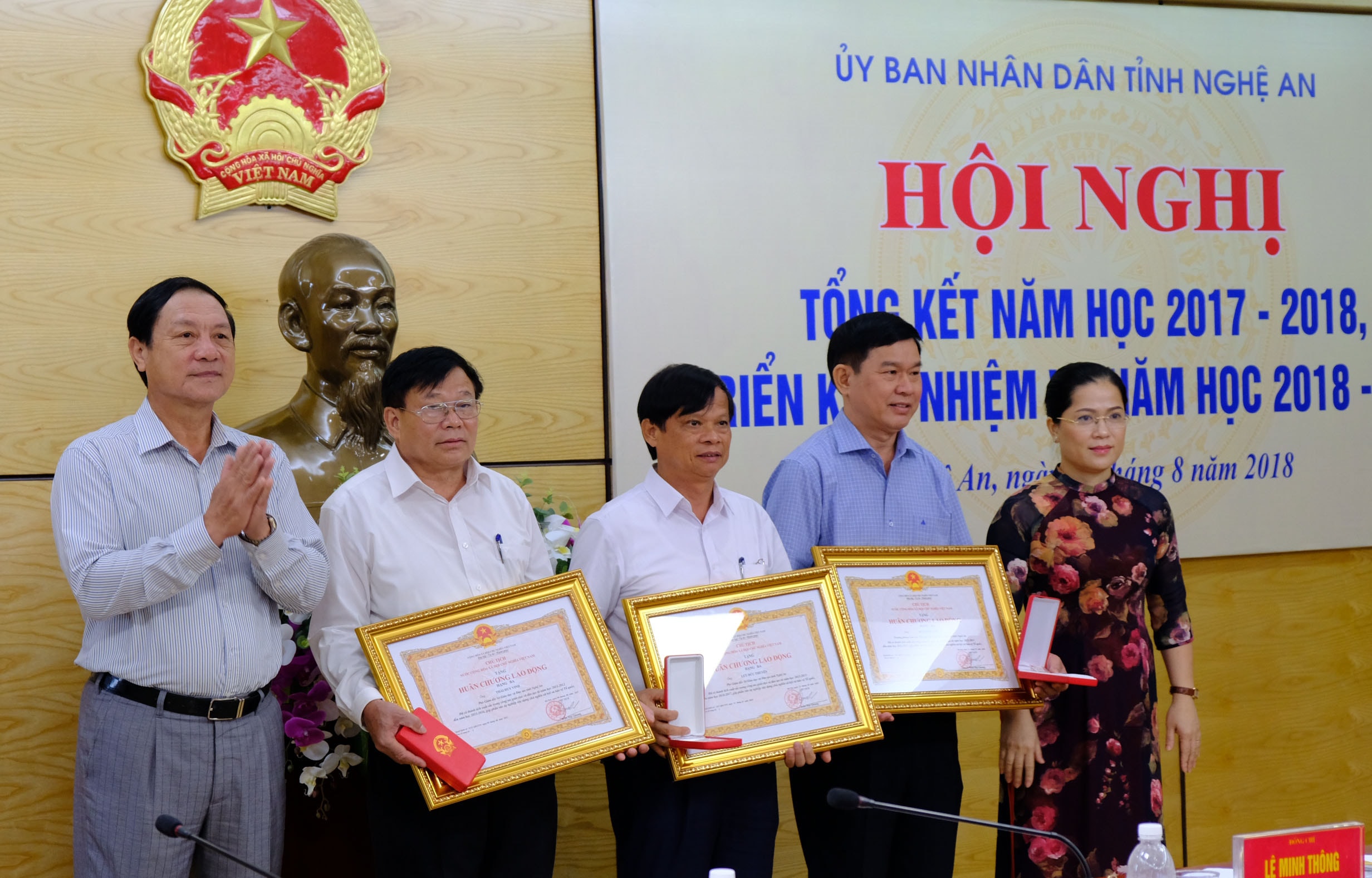 Đồng chí Lê Minh và Nguyễn Thị Kim Chi tặng Huân chương độc lập hạng 3 cho các cá nhân xuất sắc. Ảnh: Mỹ Hà