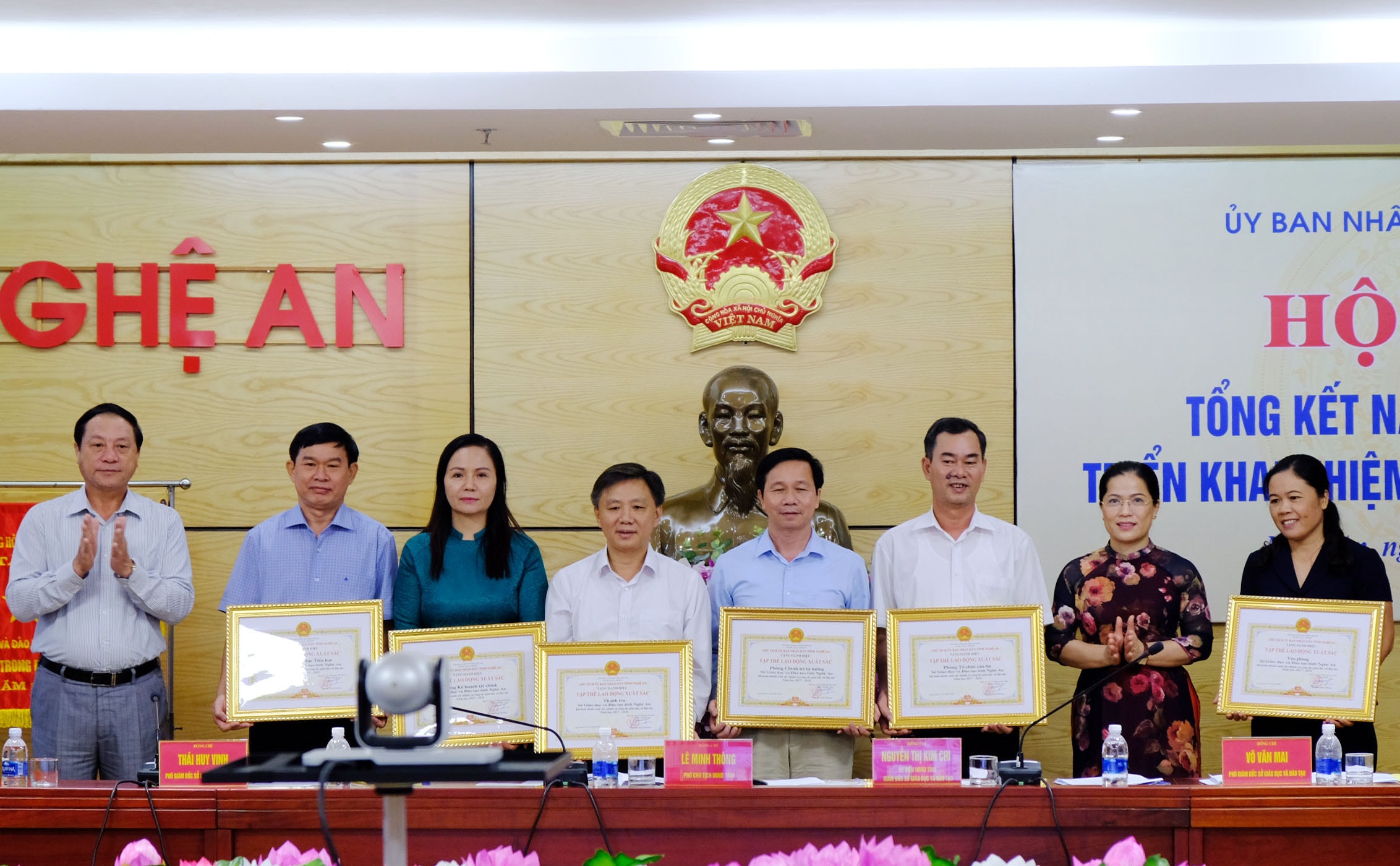Đồng chí Lê Minh Thông tặng bằng khen của UBND tỉnh cho các tập thể xuất sắc. Ảnh: Mỹ Hà
