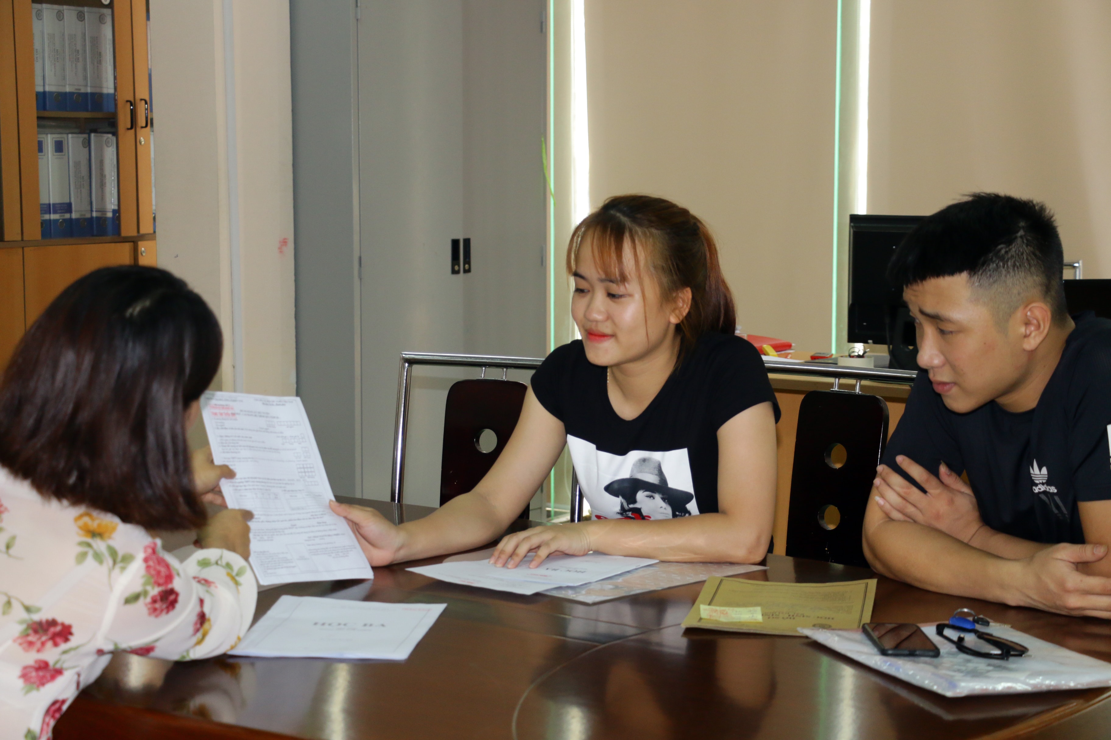 Tư vấn thí sinh làm hồ sơ nhập học tại Trường Đại học công nghiệp Vinh. Ảnh - Mỹ Hà