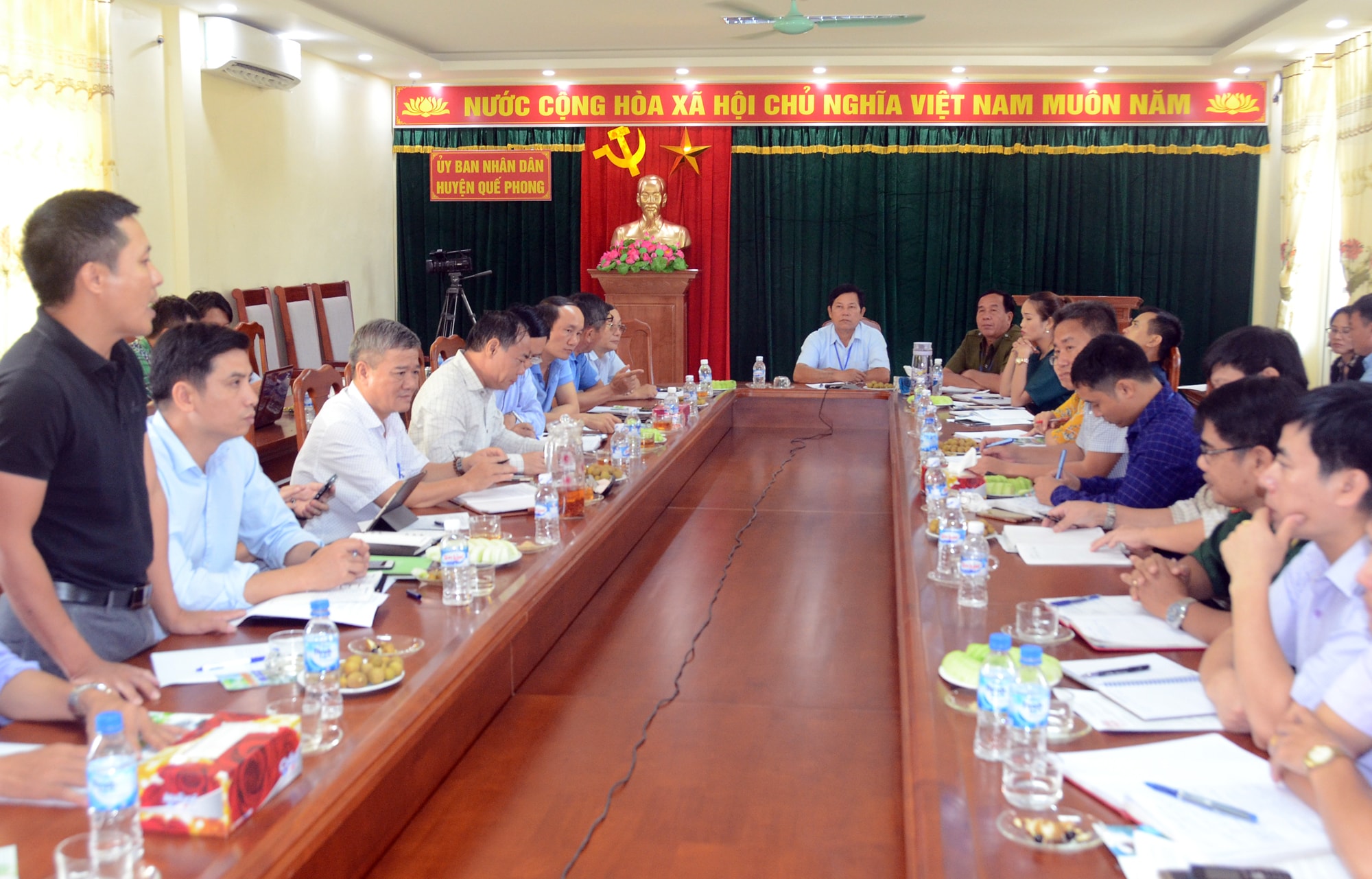 Các doanh nghiệp du lịch tham gia góp ý cho huyện Quế Phong. Ảnh: Thành Chung