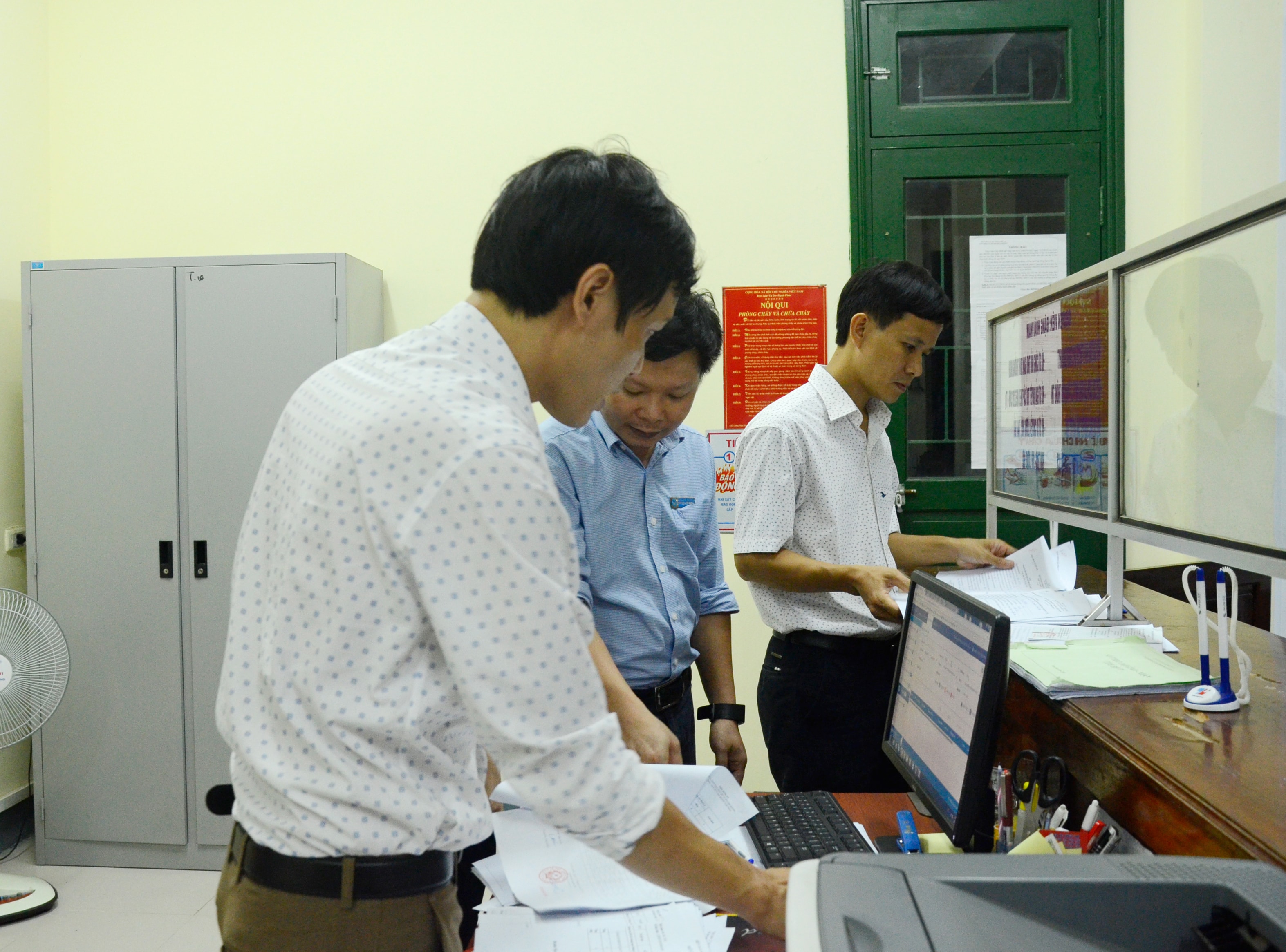 Kiểm tra việc giải quyết TTHC tại Bộ phận một cửa của BHXH huyện Nam Đàn. Ảnh Thanh Lê