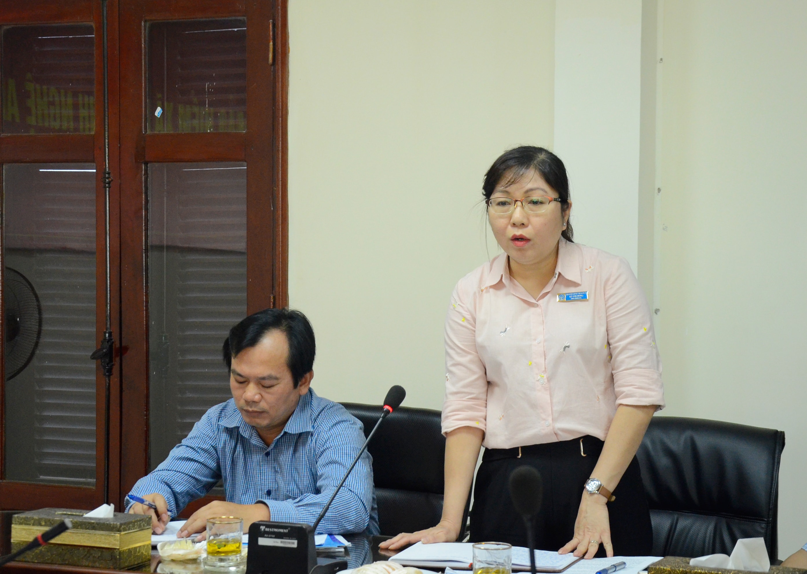 Bà Lê Thị Dung- Phó Giám đốc BHXH tỉnh báo cáo công tác CCHC. Ảnh Thanh Lê