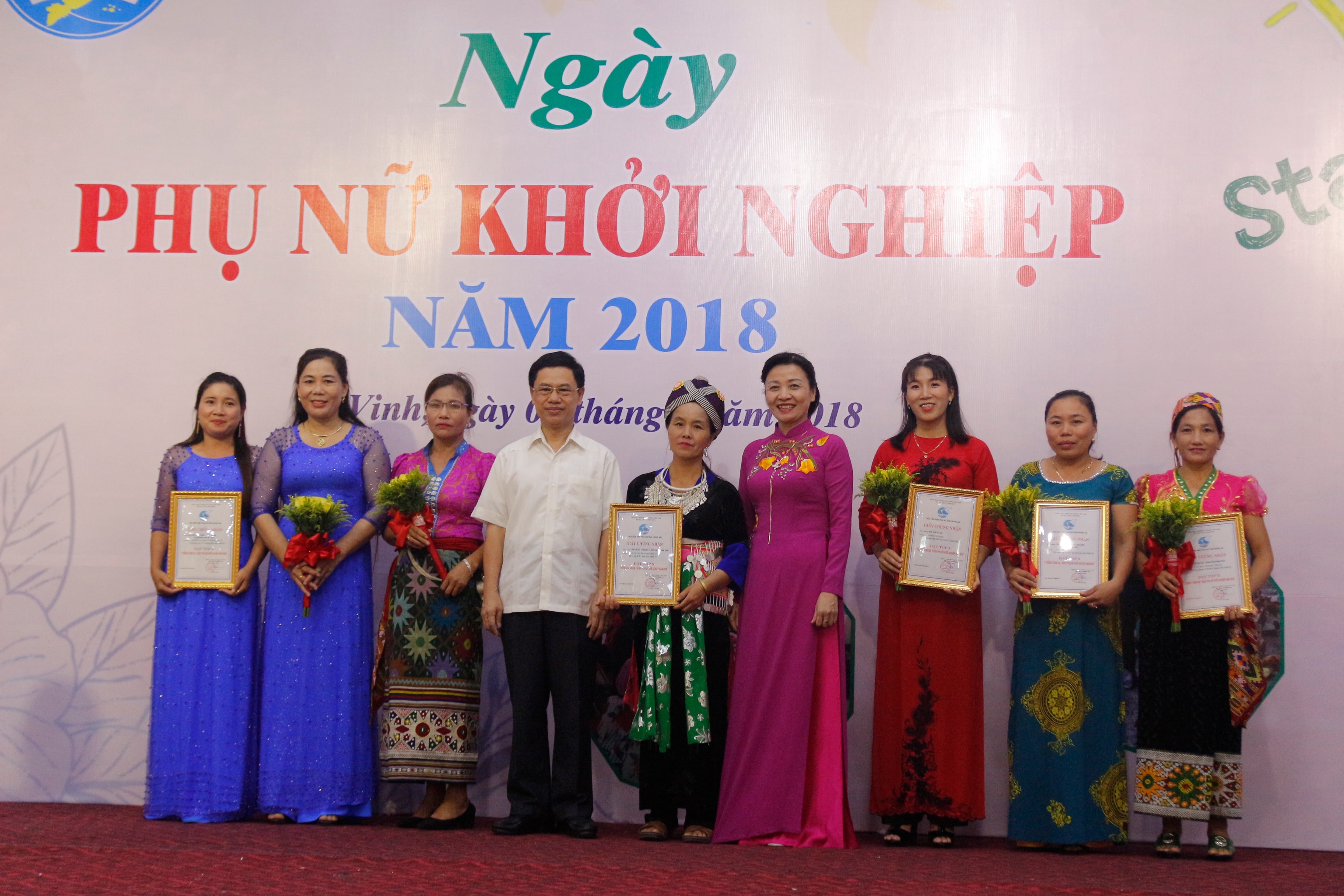 Trao giấy chứng nhận cho 05 dự án khả thi. Ảnh: Thanh Nga