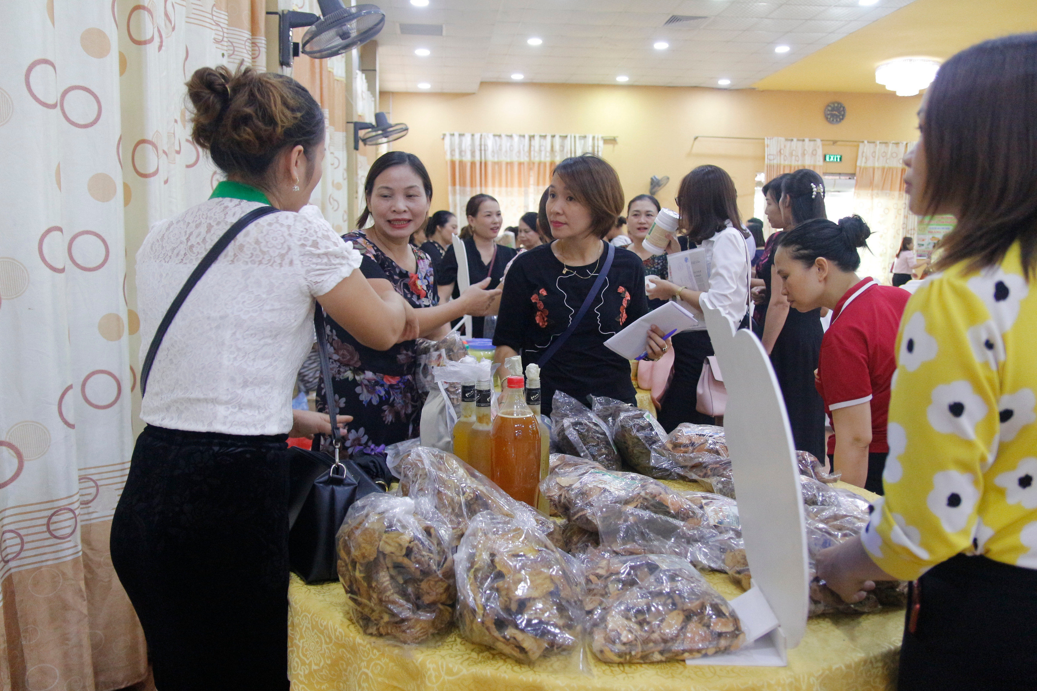 12 gian hàng của các hội viên phụ nữ các huyện, thành, thị tham gia trưng bày tại diễn đàn để quảng bá sản phẩm sạch an toàn, thân thiện với môi trường. Ảnh: Thanh Nga 