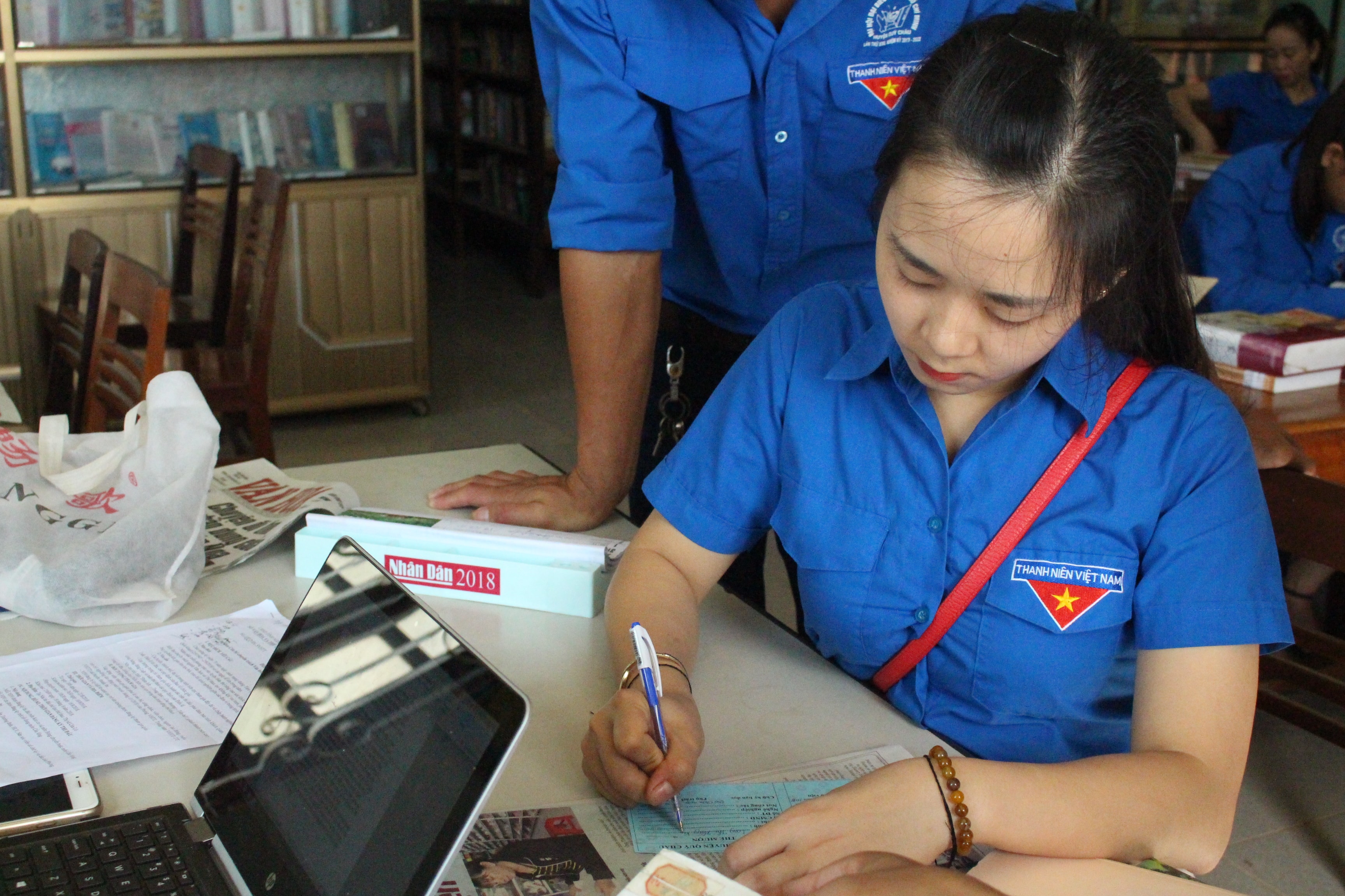 ĐVTN đăng ký thẻ đọc miễn phí. Ảnh: Lương Nga
