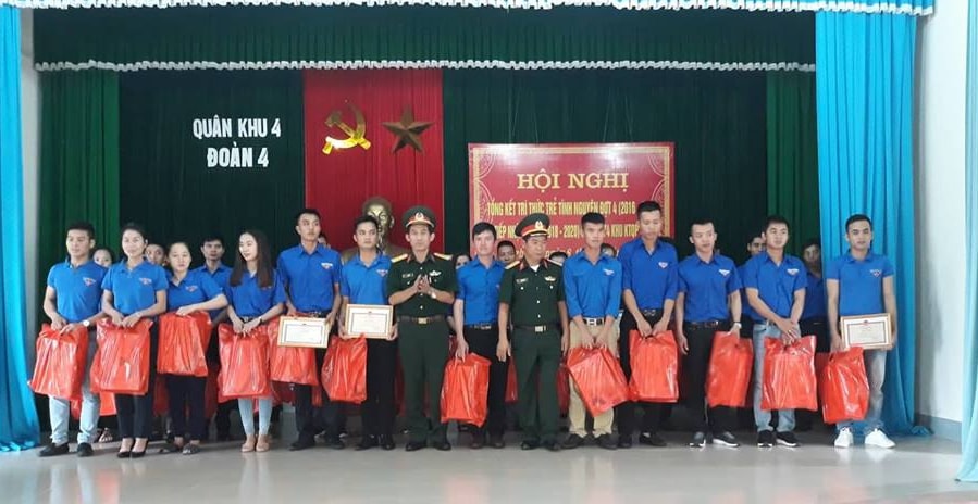 Trao giấy khen cho 14 đội viên tri thức trẻ hoàn thành xuất sắc nhiệm vụ. Ảnh: Lữ Phú
