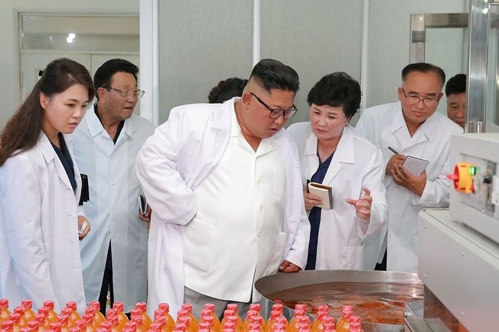 Những bức ảnh về các cuộc kiểm tra cơ sở quân đội của ông Kim Jong Un đã ít hơn và xuất hiện nhiều hơn những bức ảnh tham quan các nhà máy hay các dự án nông nghiệp. Đây là một phần trong kế hoạch của ông Kim khi xây dựng hình ảnh Triều Tiên đang tập trung vực dậy nền kinh tế.