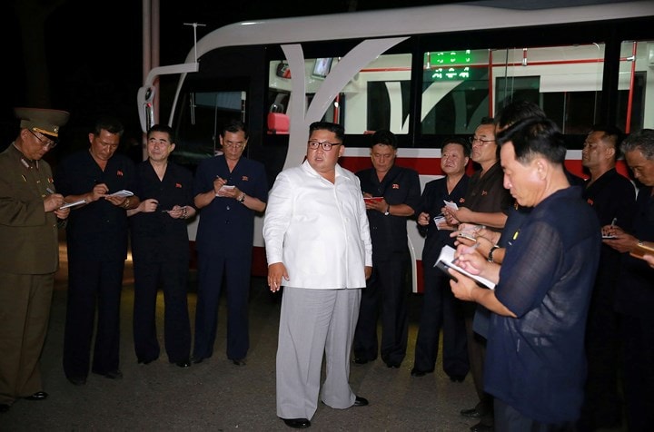 Ông Kim thăm nhà máy xe buýt điện và nhà máy sửa chữa xe buýt tại Bình Nhưỡng.