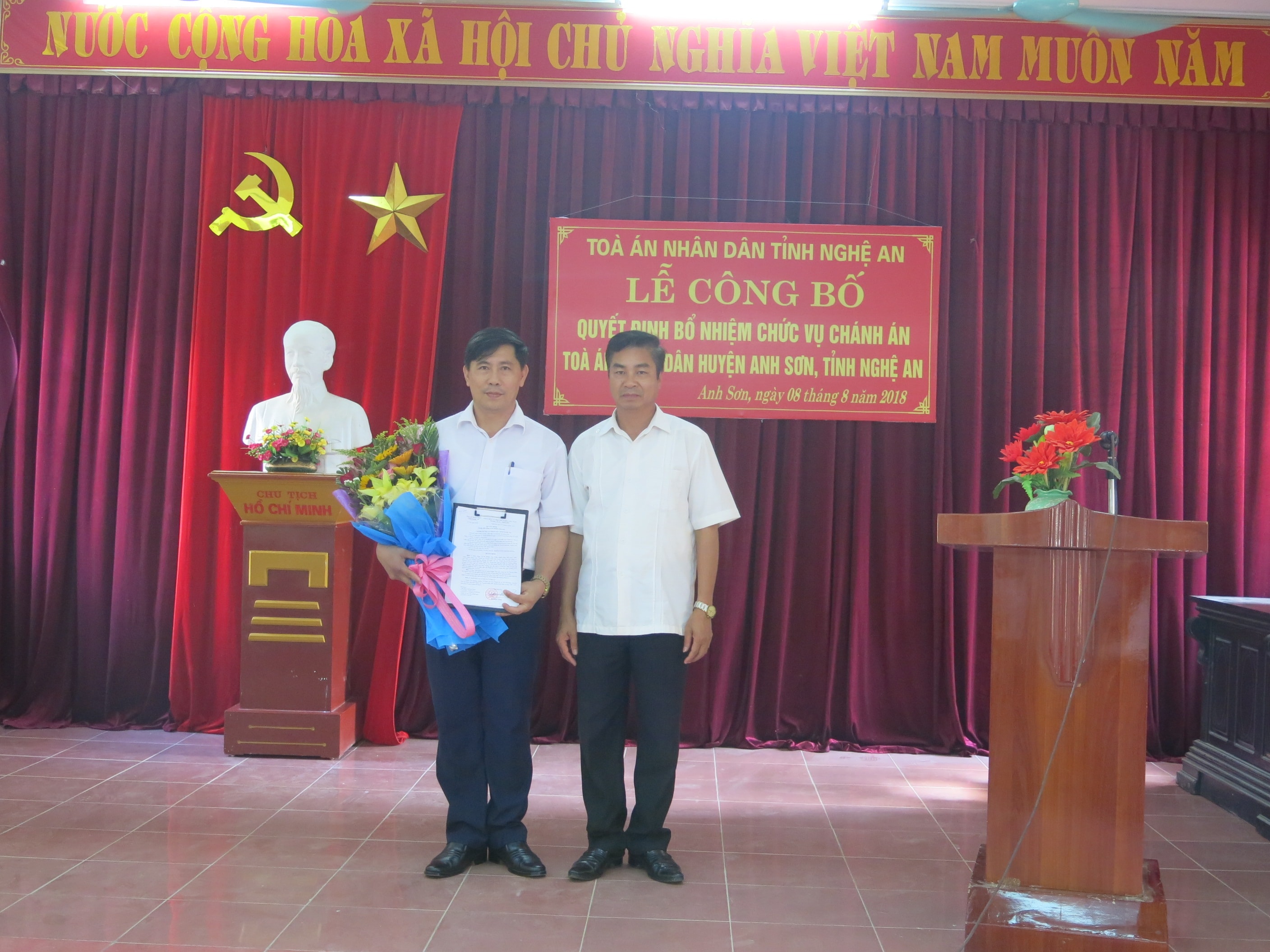 Chánh án Tòa án nhân dân tỉnh Hồ Đình Trung trao Quyết định miễn nhiệm chức vụ Chánh án Tòa án nhân dân huyện Anh Sơn và Quyết định điều động, bổ nhiệm chức vụ Trưởng phòng Tổ chức - Hành chính, Thanh tra, Thi đua khen thưởng, Tòa án nhân dân tỉnh cho ông Trần Quốc Sơn. Ảnh: Nguyễn Hải