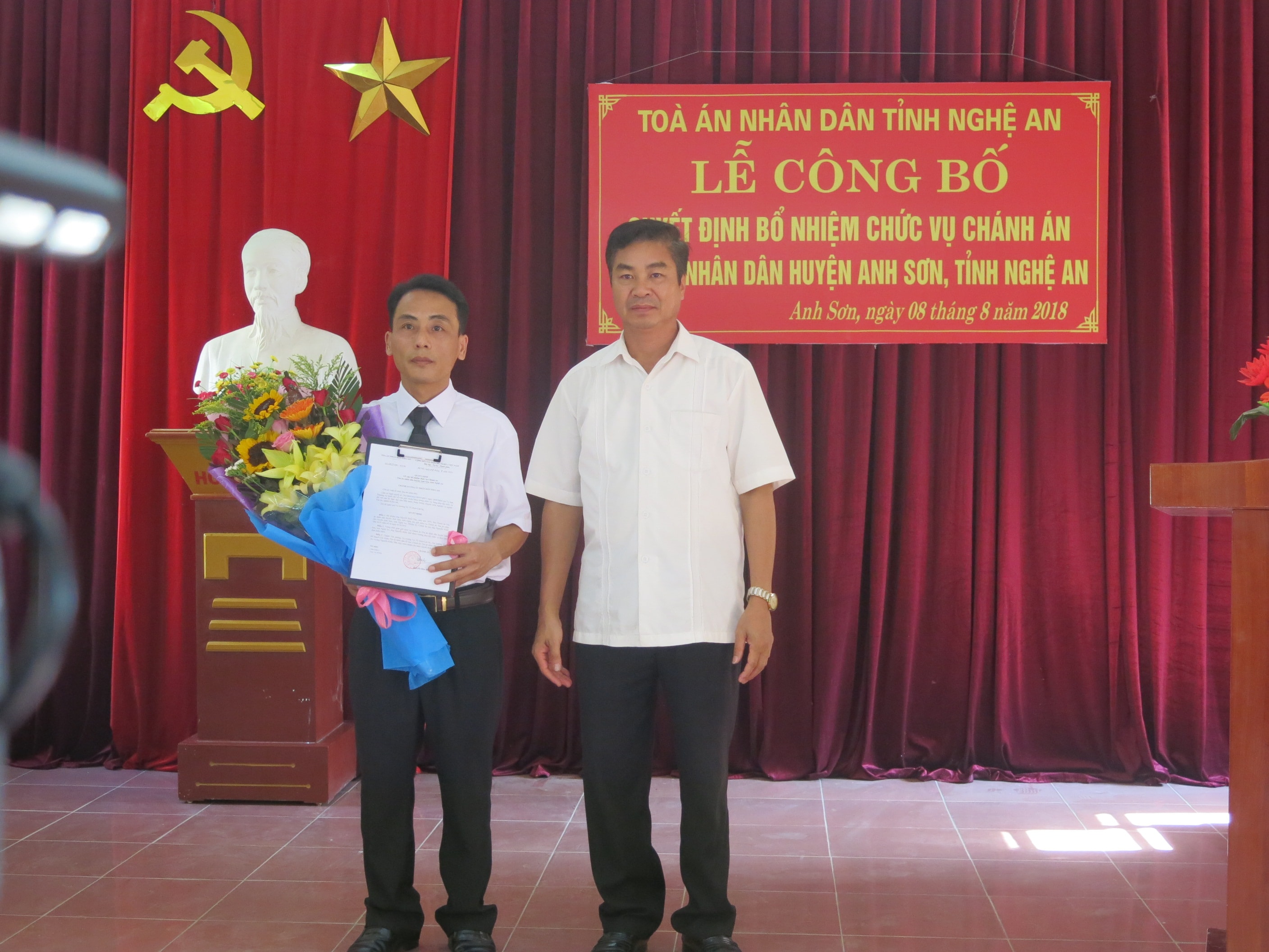 Ông Nguyễn Khắc Dân nhận Quyết định bổ nhiệm chức vụ Chánh án Tòa án nhân dân huyện Anh Sơn. Ảnh: Nguyễn Hải