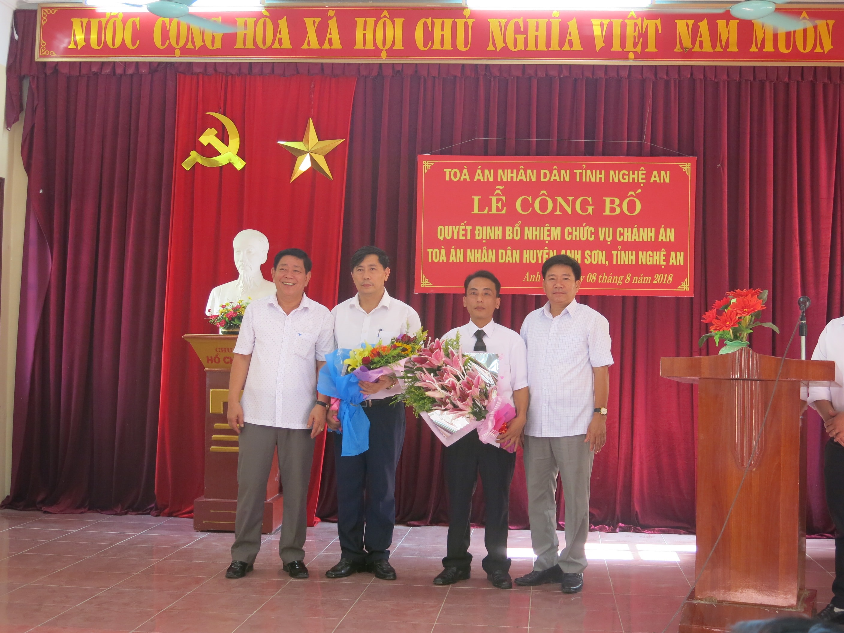 Đại diện TAND các huyện chúc mừng các nhân sự vừa được điều động, bổ nhiệm. Ảnh: Nguyễn Hải