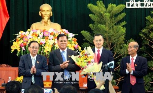 Các đồng chí Chủ tịch và Phó chủ tịch HĐND tỉnh Phú Yên tặng hoa, chúc mừng đồng chí Phạm Đại Dương được bầu giữ chức vụ Chủ tịch UBND tỉnh Phú Yên nhiệm kỳ 2016-2021. Ảnh: Thế Lập/TTXVN