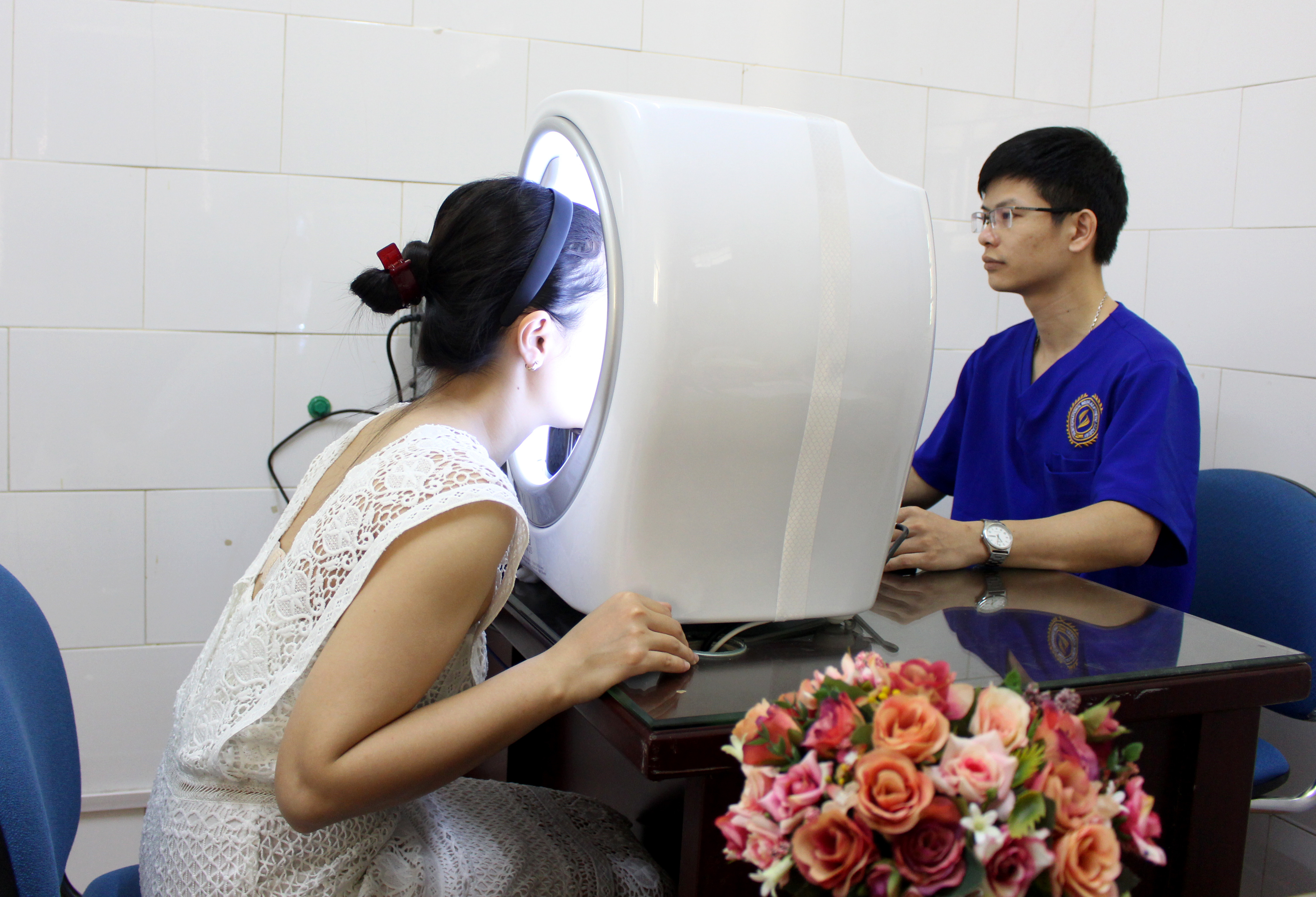 Soi da cho bệnh nhân tại Khoa Phẫu thuật tạo hình thẩm mỹ,ảnh Đinh Nguyệt.
