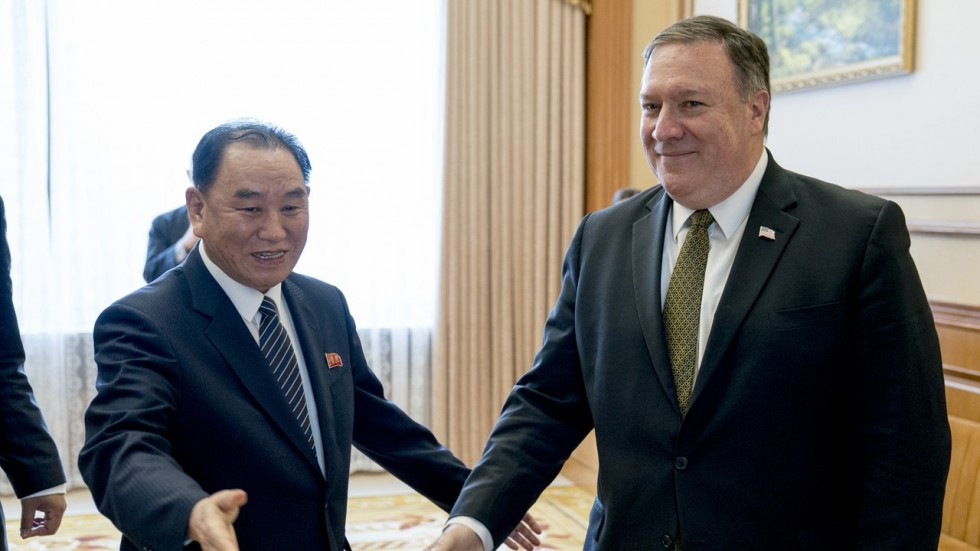 Ngoại trưởng Mỹ Mike Pompeo và Phó Chủ tịch đảng Lao động Triều Tiên Kim Yong- chol. Ảnh: AP