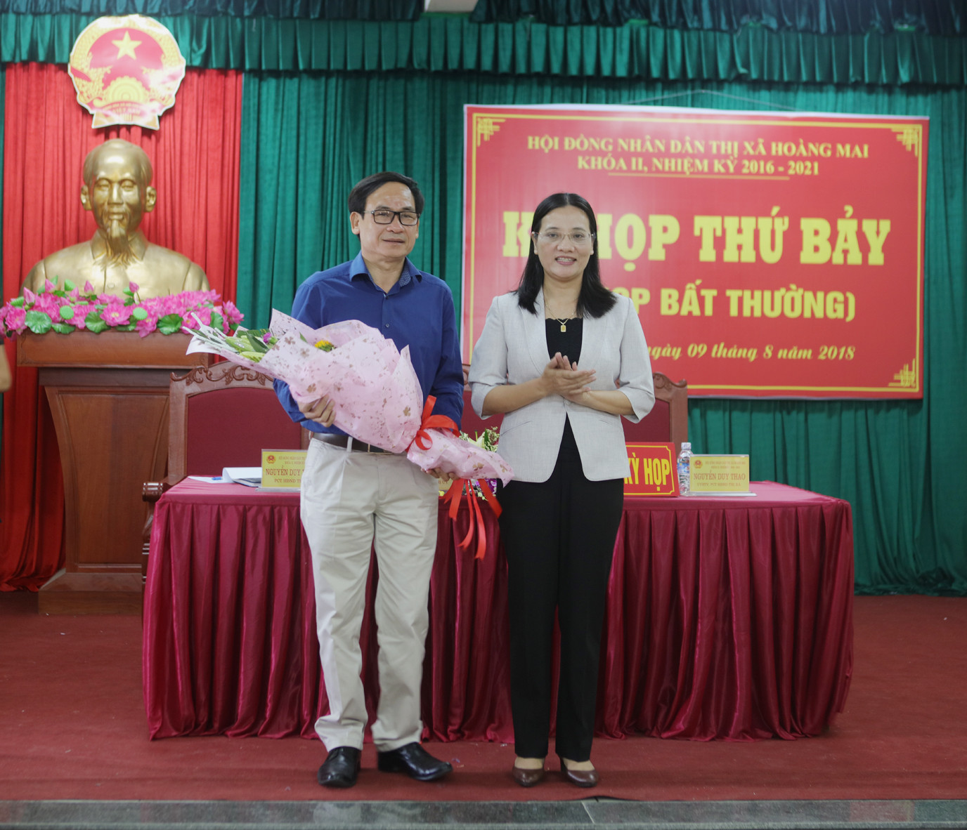 Đồng chí Cao Thị Hiền tặng hoa chú mừng Chủ tịch HĐND Thị xã Hoàng Mai Võ Văn Dũng. Ảnh: Tuấn Anh