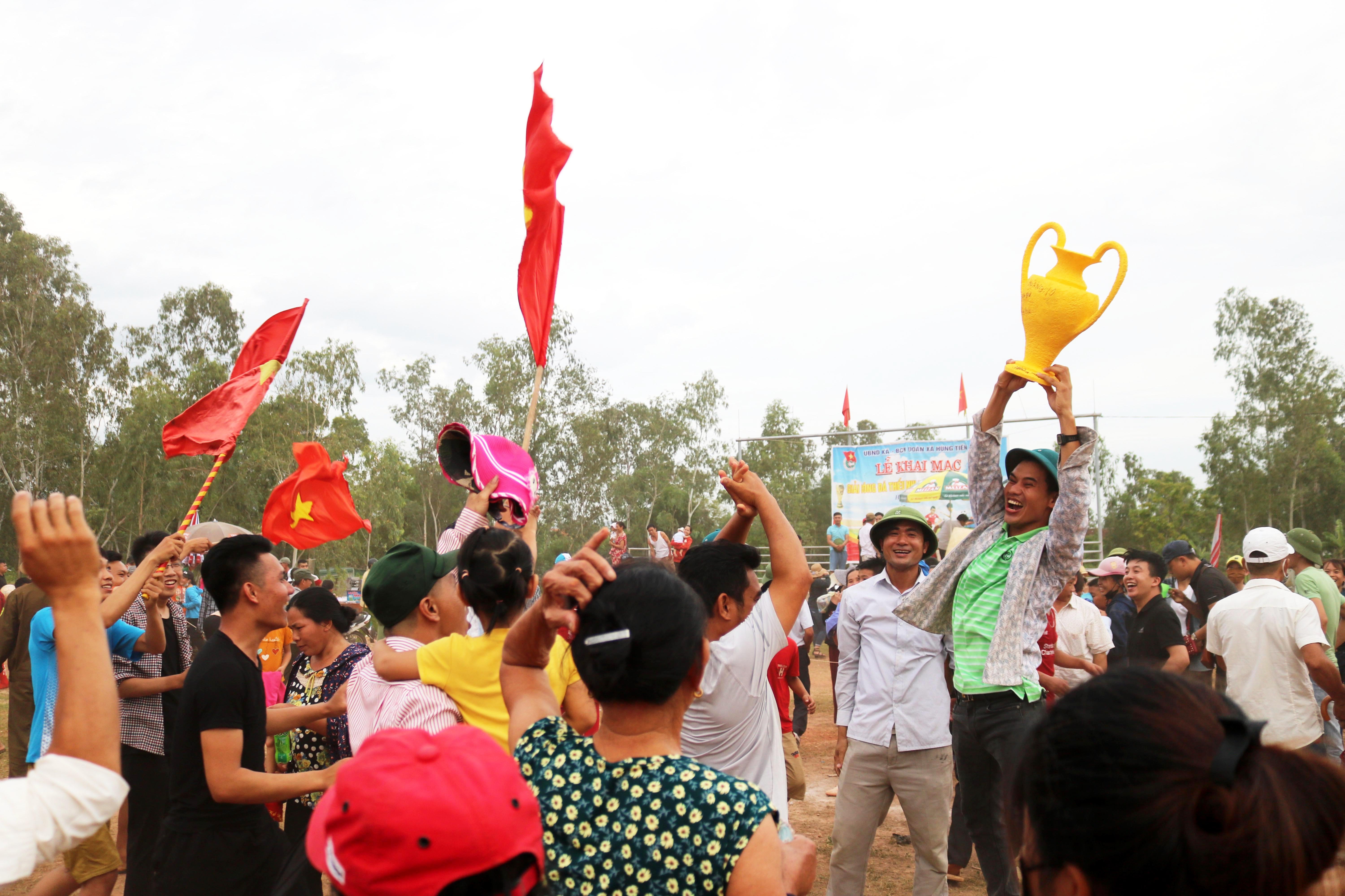 Giải bóng thanh thiếu nhi không chỉ là ngày hội của giới trẻ mà còn là ngày hội thể thao của các làng xã, phố phường. Ảnh: Huy Thư